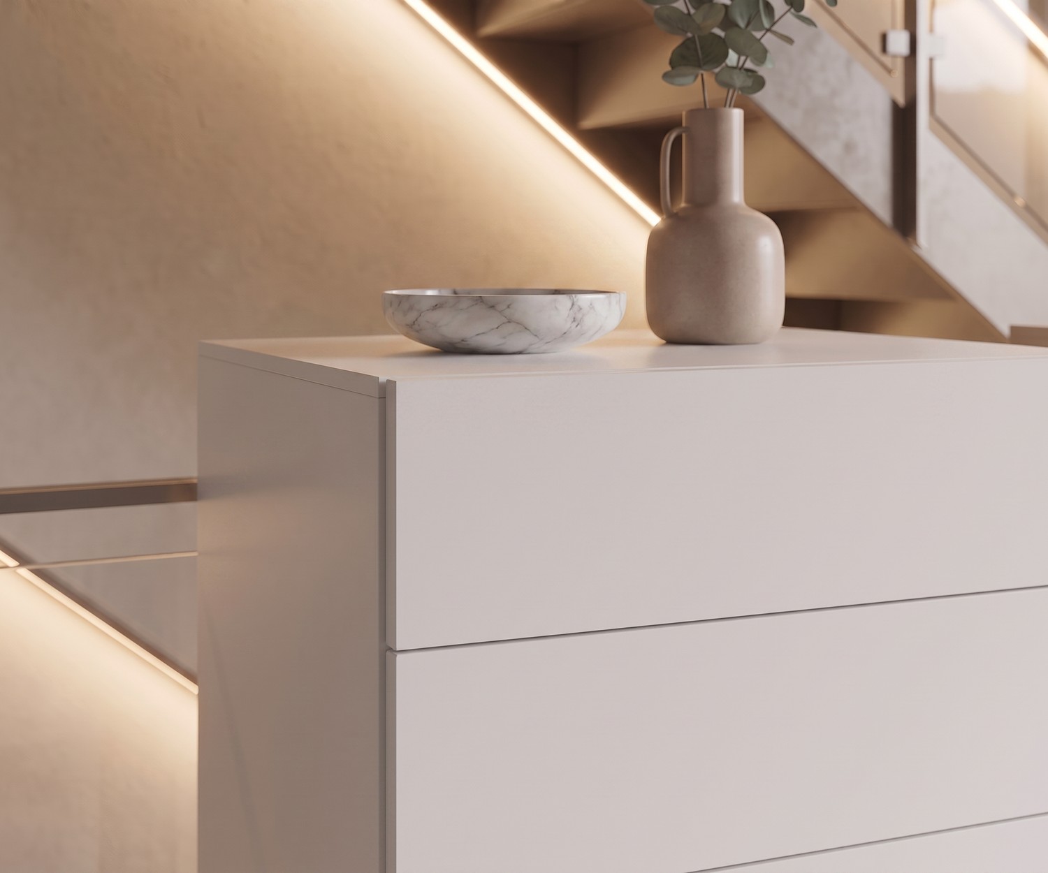 Novamobili Easy hoge ladekast in de hal. Moderne witte ladenkast met 6 laden zonder grepen naast een trap.
