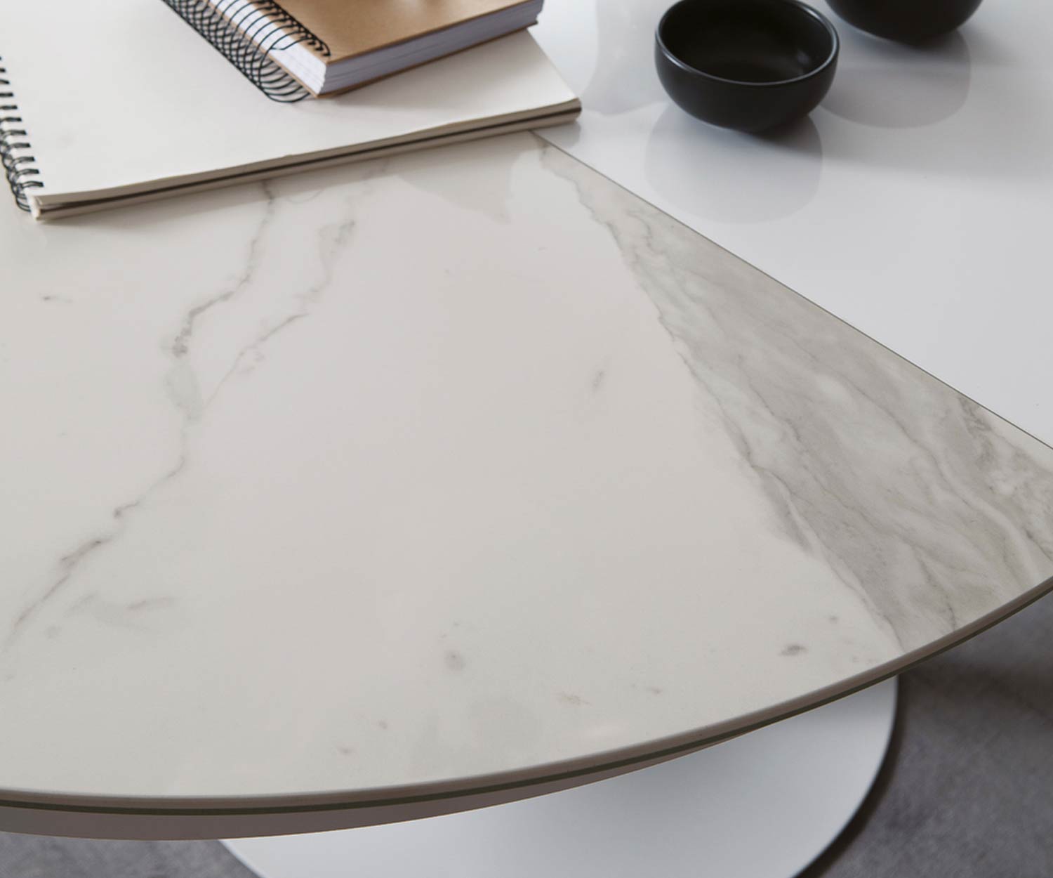 Design eettafel Eclipse van Ozzio Marmer glas Calacatta in detail het tafelblad