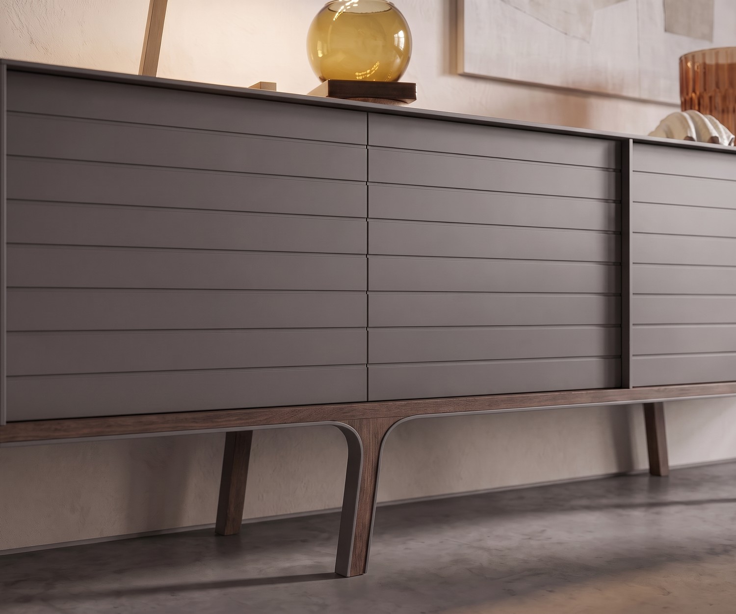 Modern al2 Mobius 002 dressoir in mat grijs met hout al2 Mobius 002 dressoir voor de woonkamer met matgrijze geribbelde fronten en houten poten.