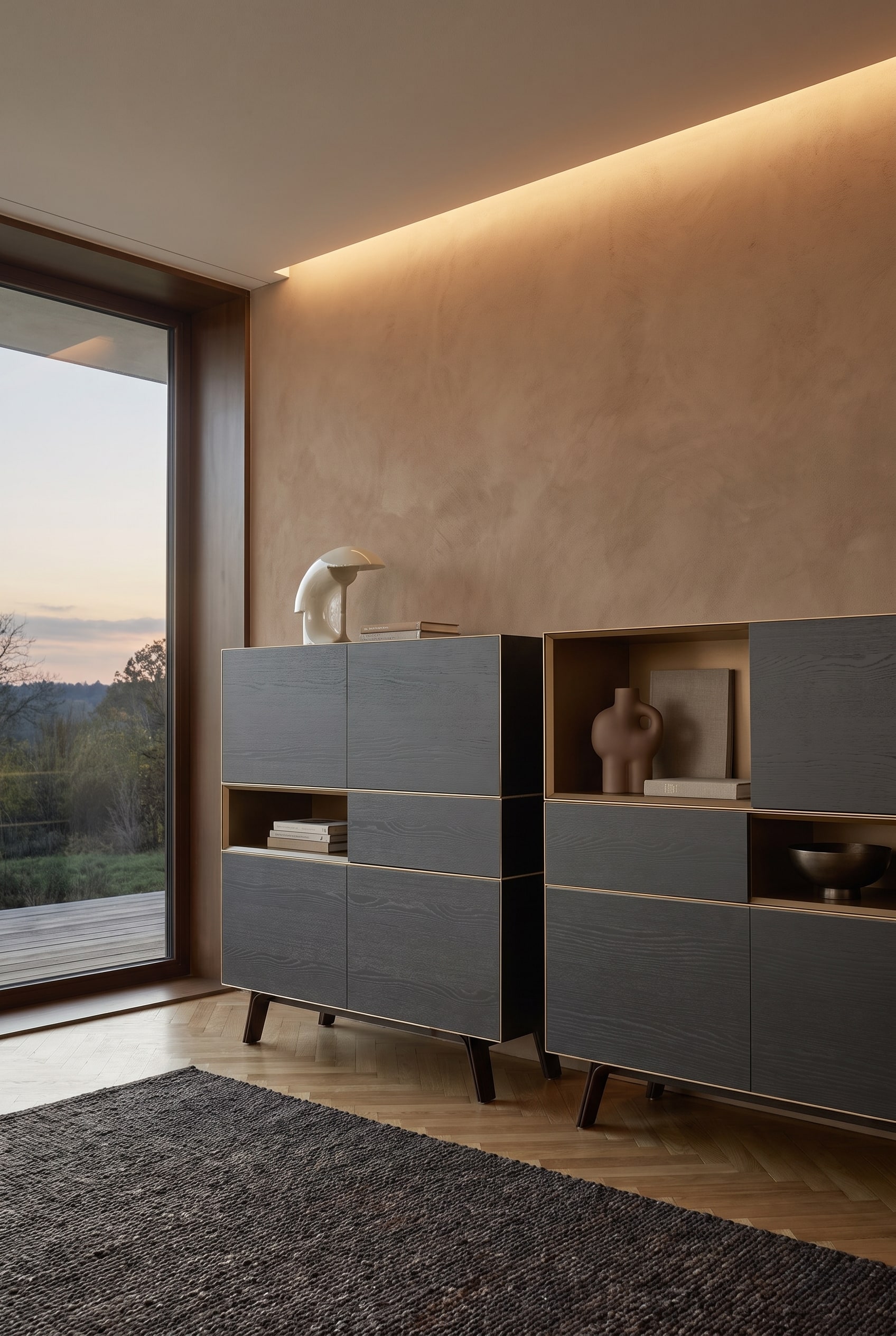 Highboard fonc&eacute; en bois de fr&ecirc;ne avec niche en laiton, surmont&eacute; d'un arrangement ton sur ton de c&eacute;ramique marron, d'un livre en lin couleur taupe et d'une coupelle en bronze