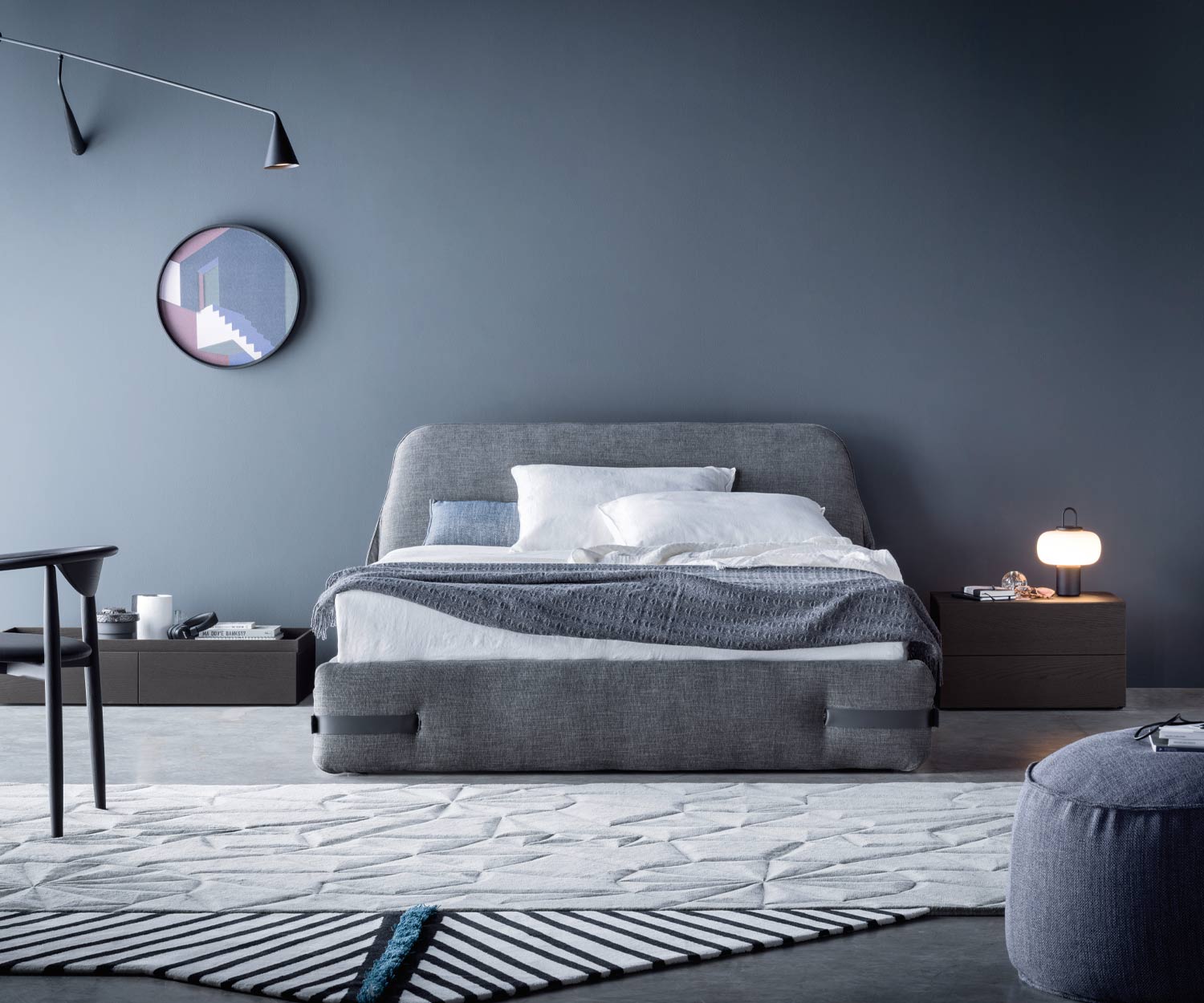 Slaapkamer gestoffeerd bed Tape van Novamobili met lichtgrijze stoffen bekleding