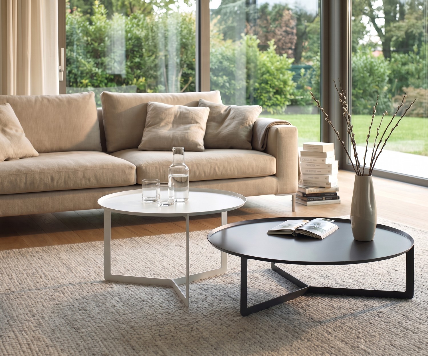 Table basse ronde MEME DESIGN Round Table basse ronde Round par MEME Design dans un salon moderne. Table design en métal près d'un canapé beige.