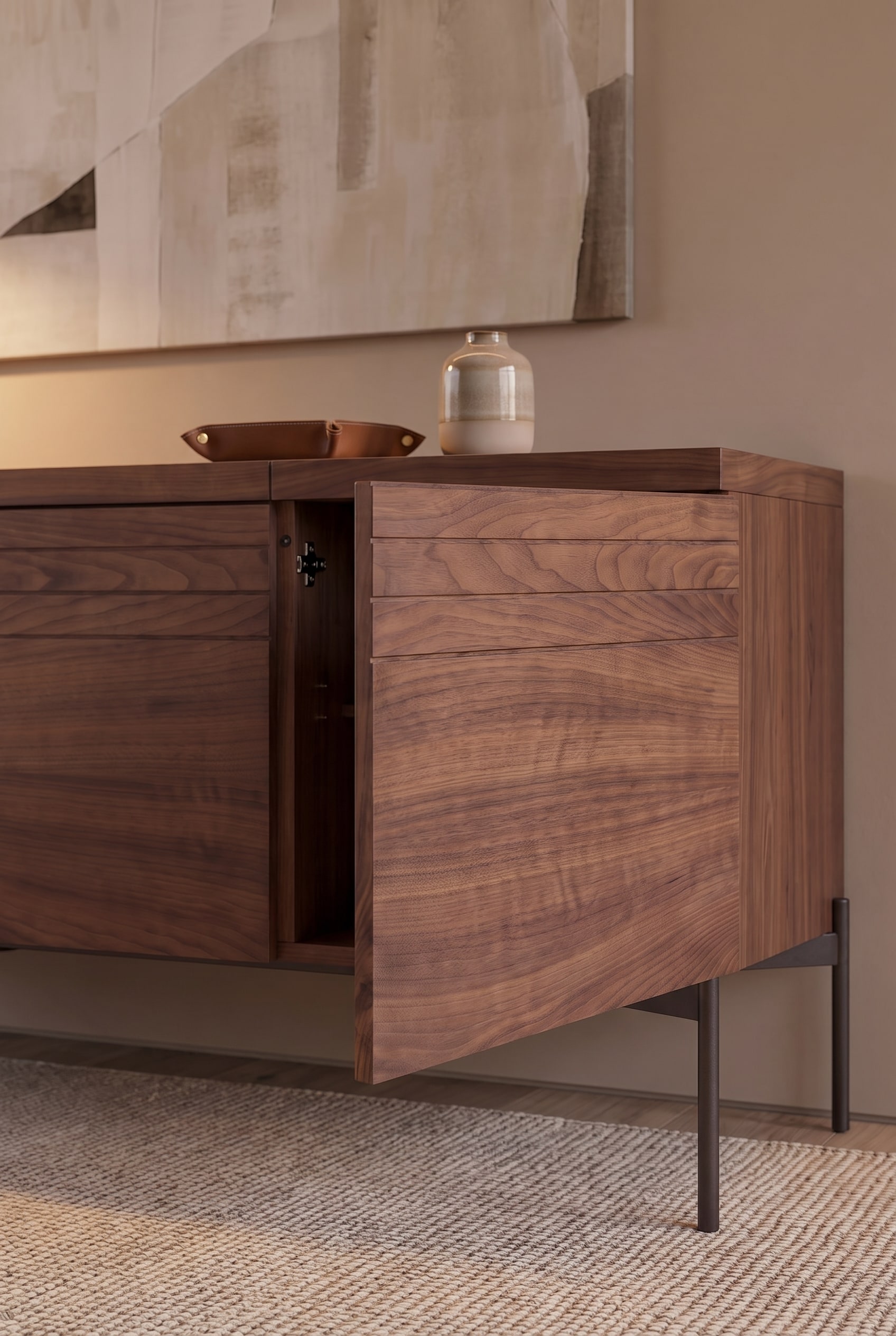 Gros plan d'une porte en bois légèrement ouverte d'un buffet, montrant des fraisages horizontaux et des charnières de haute qualité.