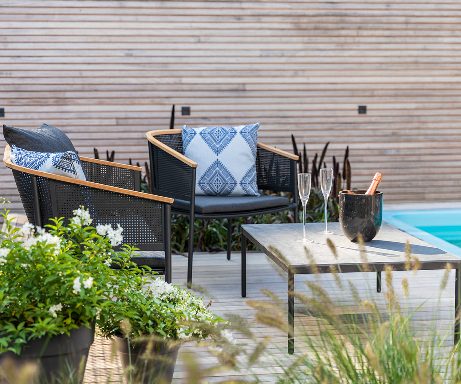 Lounge tuinstoel Riad van Oasiq met bijzettafel op het terras bij het zwembad