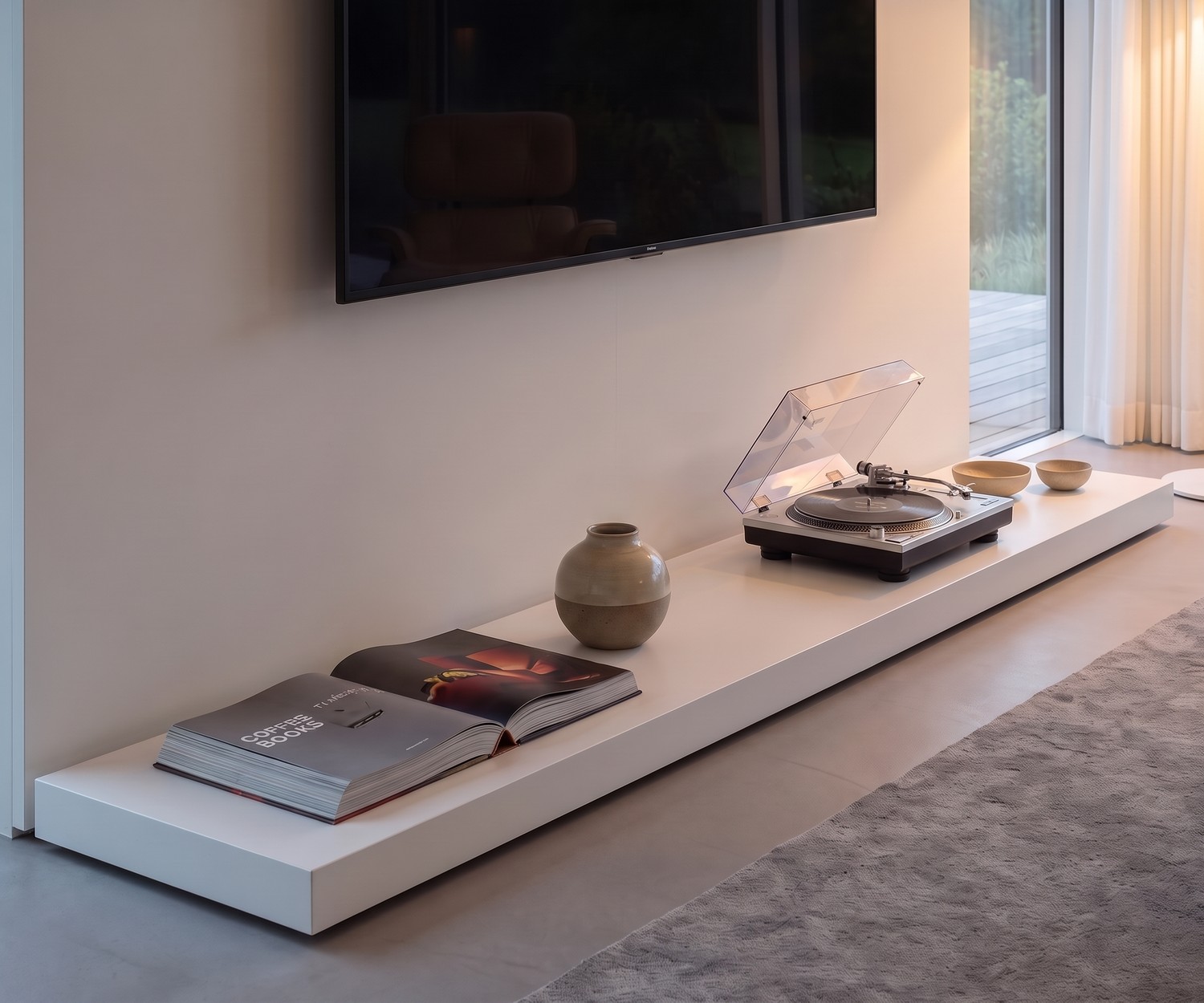 Banc socle podeste TV Livitalia Easy blanc mat dans un salon moderne et minimaliste de design italien.