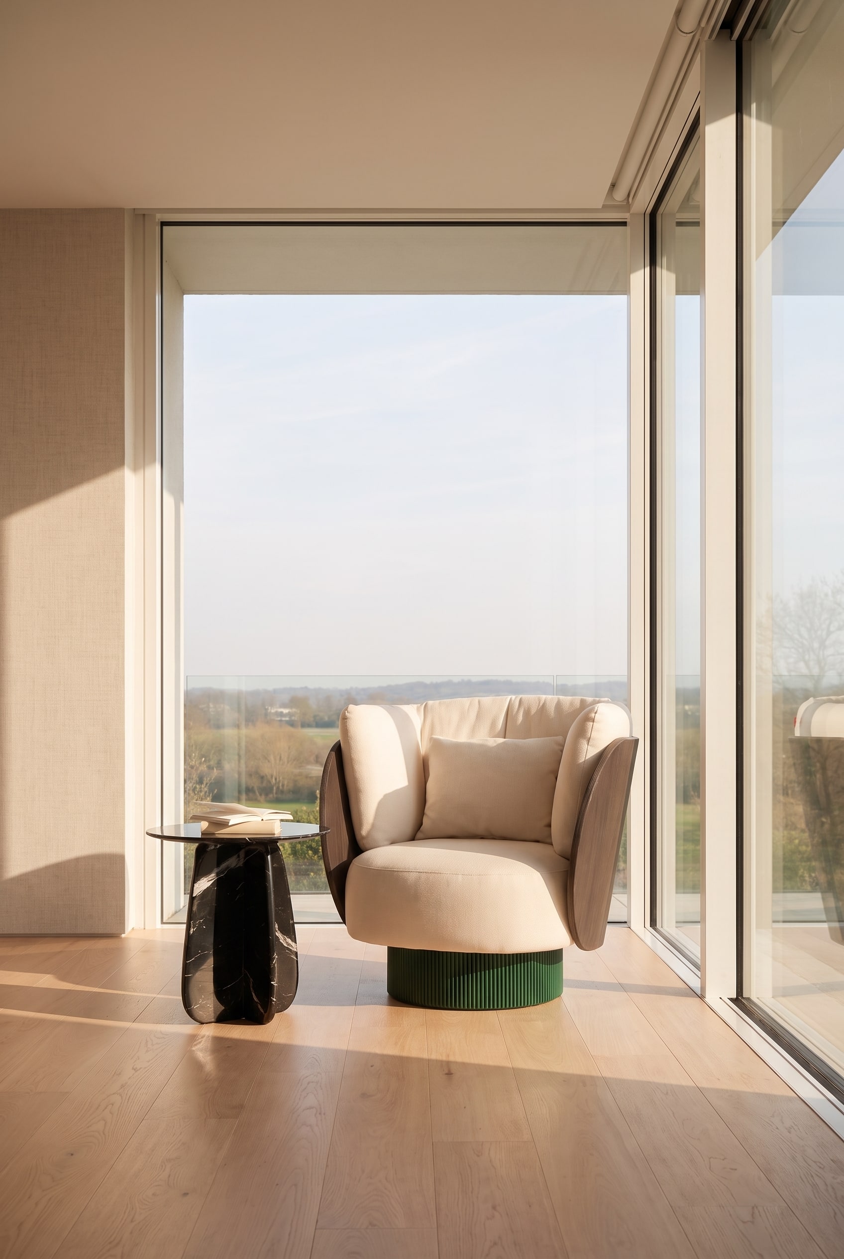 Un fauteuil pivotant élégamment placé dans un coin lecture lumineux et moderne.