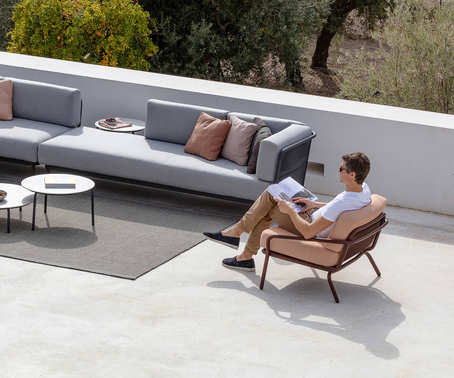 Todus Starling Design fauteuil met tuinbank Baza op een terras