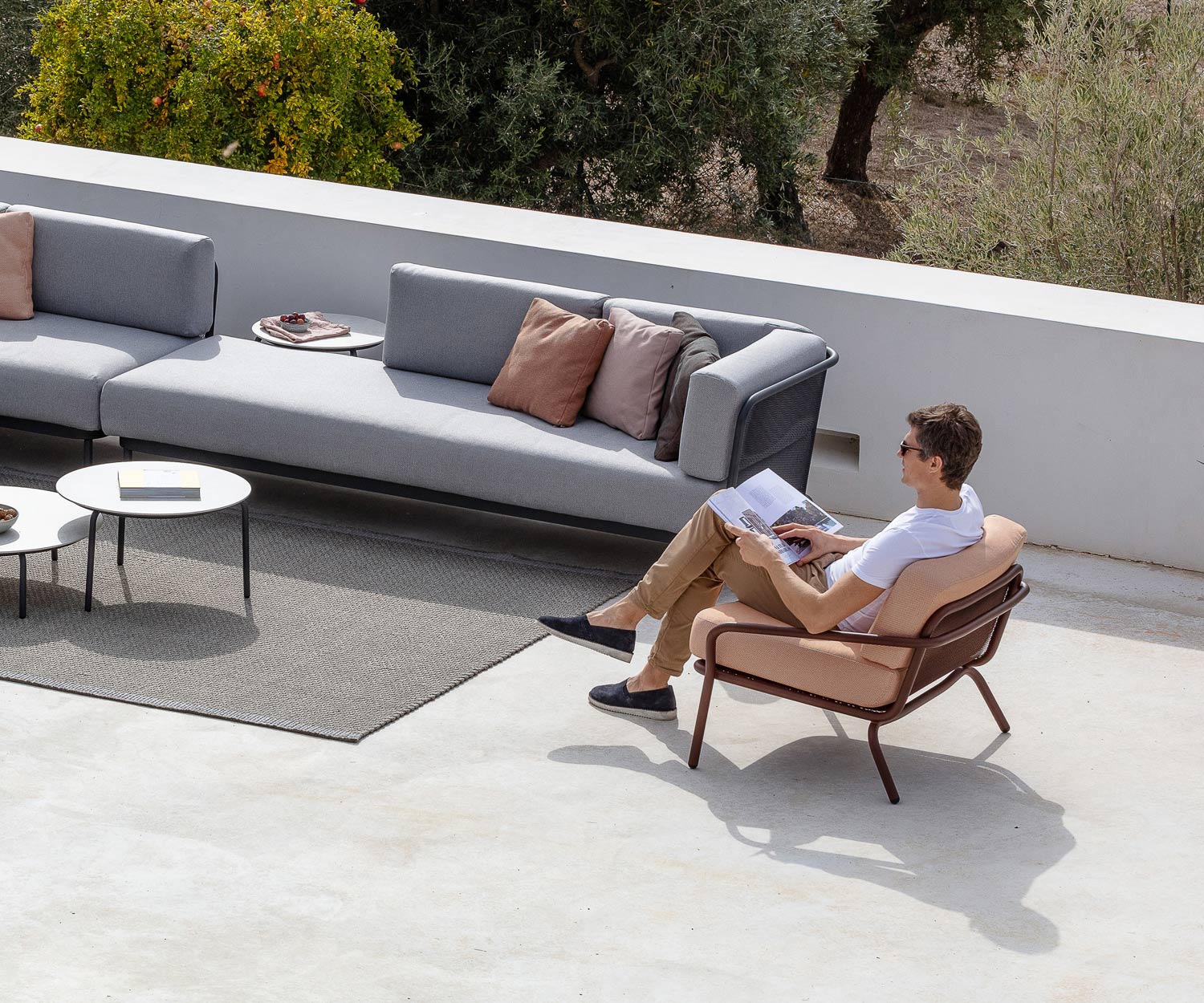 Todus Starling Design veranda fauteuil met witte stoffen bekleding Todus Starling Design veranda fauteuil met witte stoffen bekleding