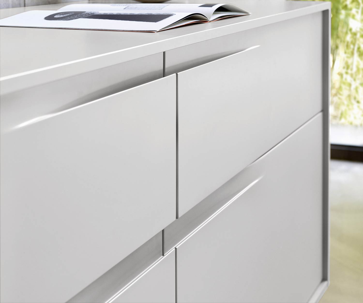 Lichtgrijze Vela slaapkamerkast Vela in detail Verzonken handgrepen Lichtgrijze Vela slaapkamerkast Vela in detail Verzonken handgrepen