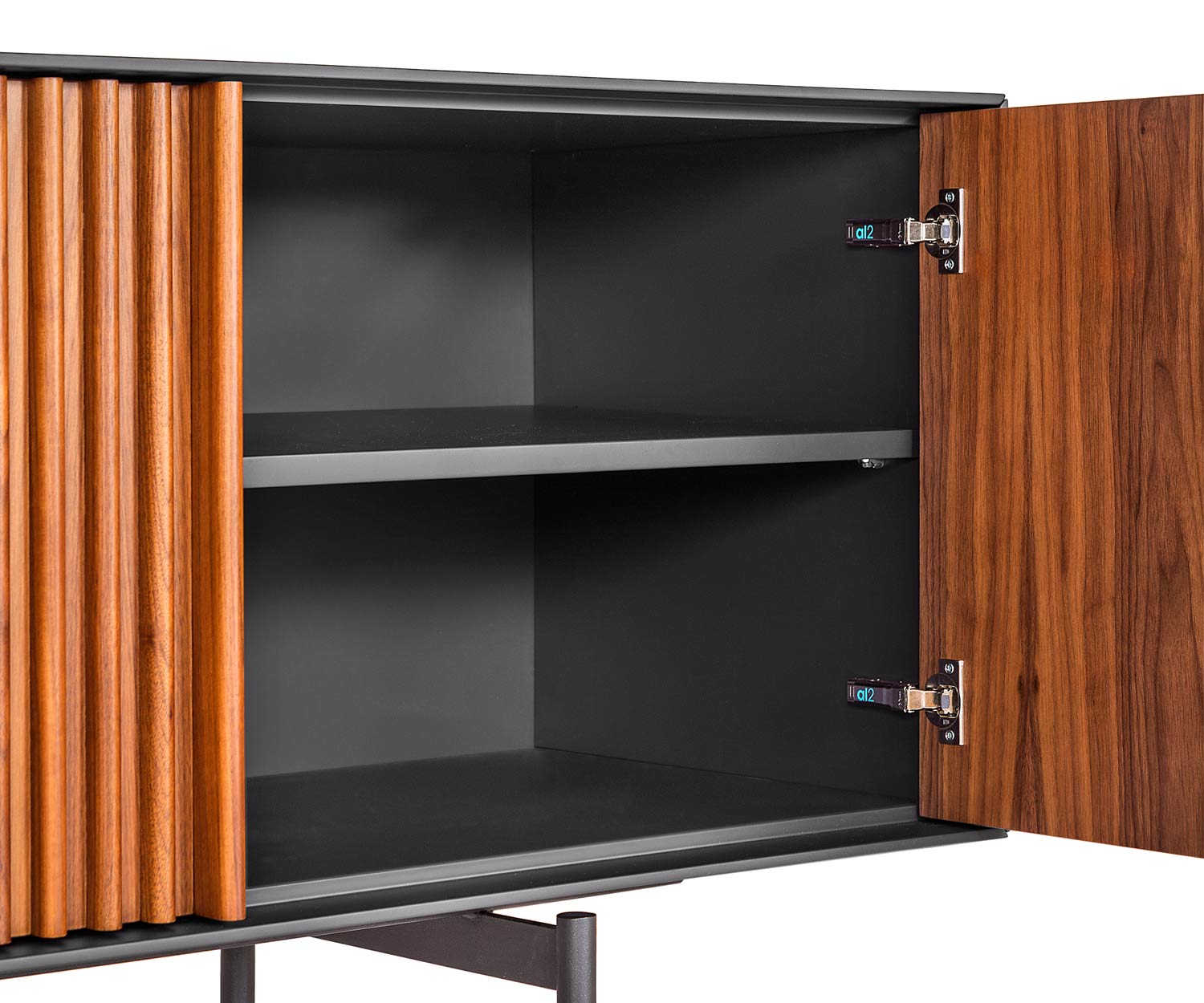 Exclusief design detail Deur van dressoir open Soft Close technologie met legplank Exclusief design detail Deur van dressoir open Soft Close technologie met legplank