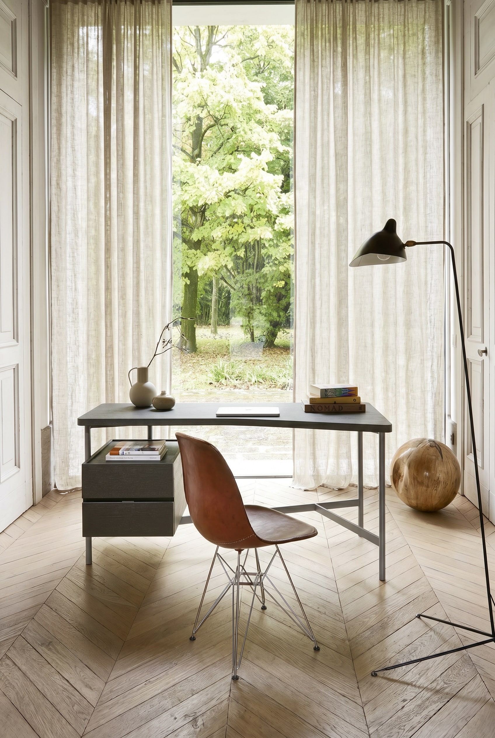Un bureau très fin et minimaliste avec une structure métallique dans une chambre d'amis lumineuse. Un bureau très fin et minimaliste avec une structure métallique dans une chambre d'amis lumineuse.