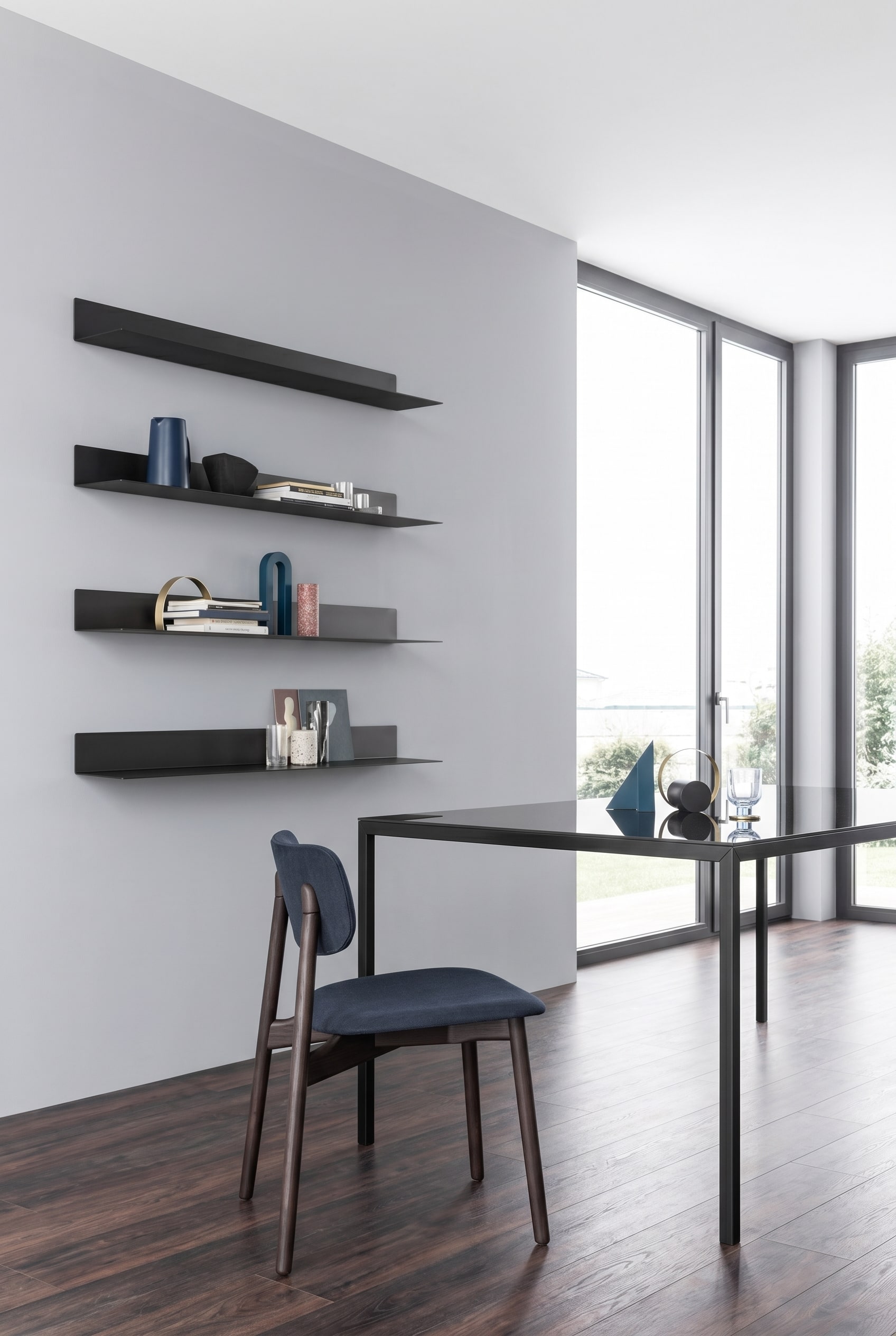 Coin repas minimaliste avec des étagères murales Novamobili Ellie en métal, filigranes et ultra-plates, placées asymétriquement sur un mur gris clair