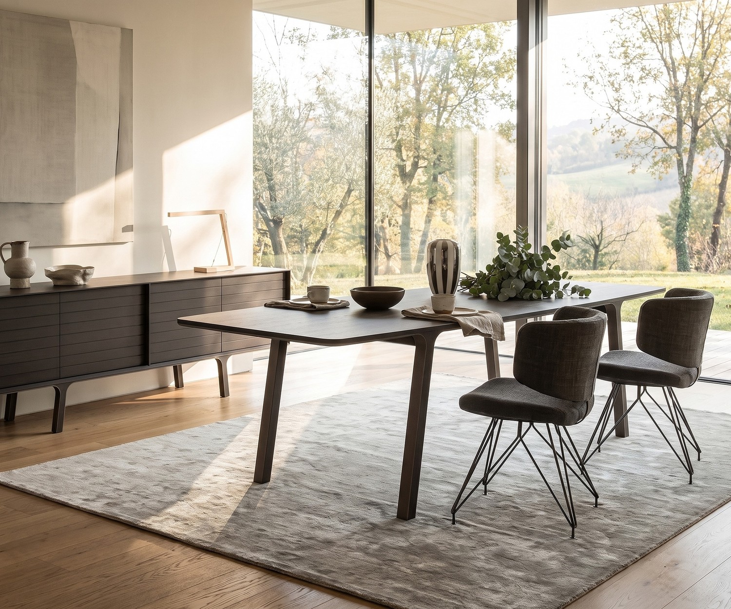 al2 mobius 001 eettafel in moderne eetkamer van donker houtfineer met bijpassende stoelen en groot raam