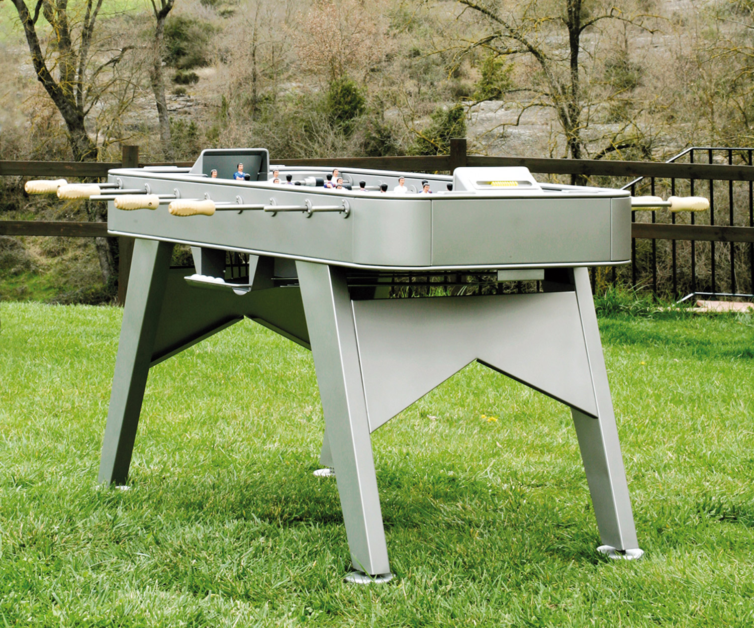 Design tafelvoetbaltafel van RS Barcelona in de tuin op het gazon Design tafelvoetbaltafel van RS Barcelona in de tuin op het gazon