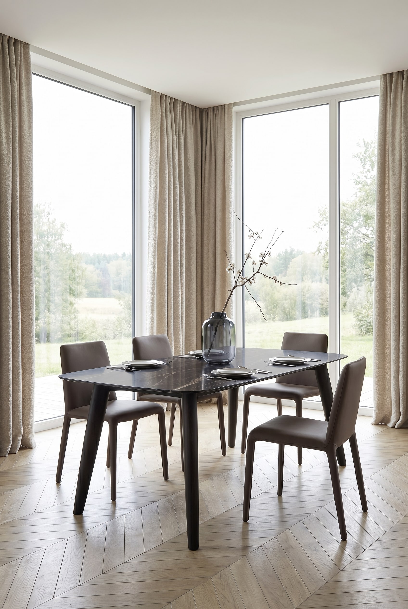 Salle &agrave; manger moderne avec une table en c&eacute;ramique fonc&eacute;e, entour&eacute;e de chaises boucl&eacute;es claires aux pieds filigranes