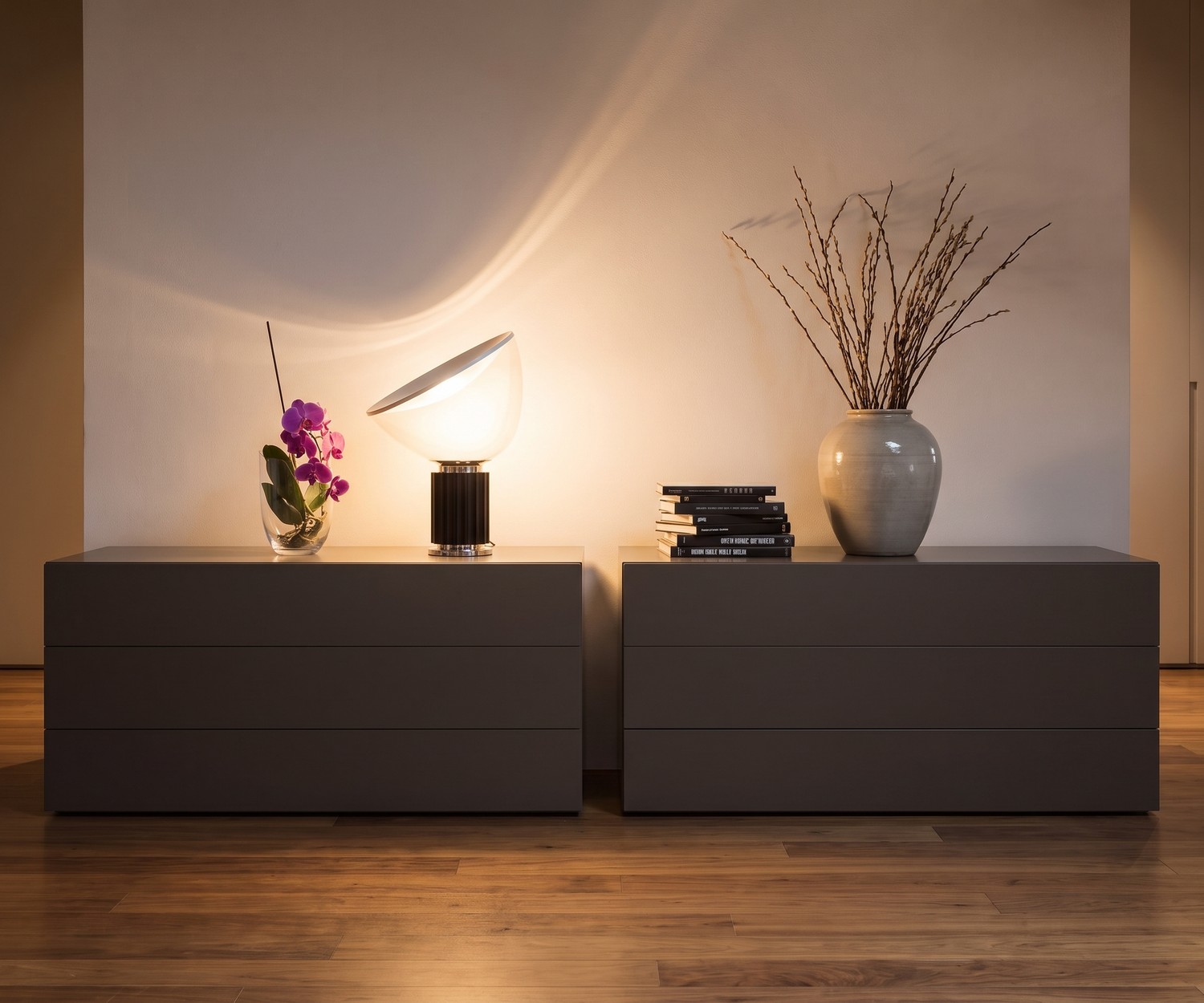 Commode Novamobili Easy à 3 tiroirs dans la chambre, design minimaliste gris foncé sur parquet chaleureux.