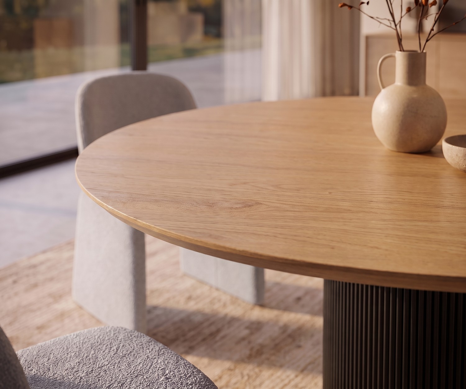 Table à manger ronde en bois al2 dakry br 001 Table à manger ronde al2 dakry br 001 en bois pour salle à manger moderne, avec piètement cannelé et chaises rembourrées.