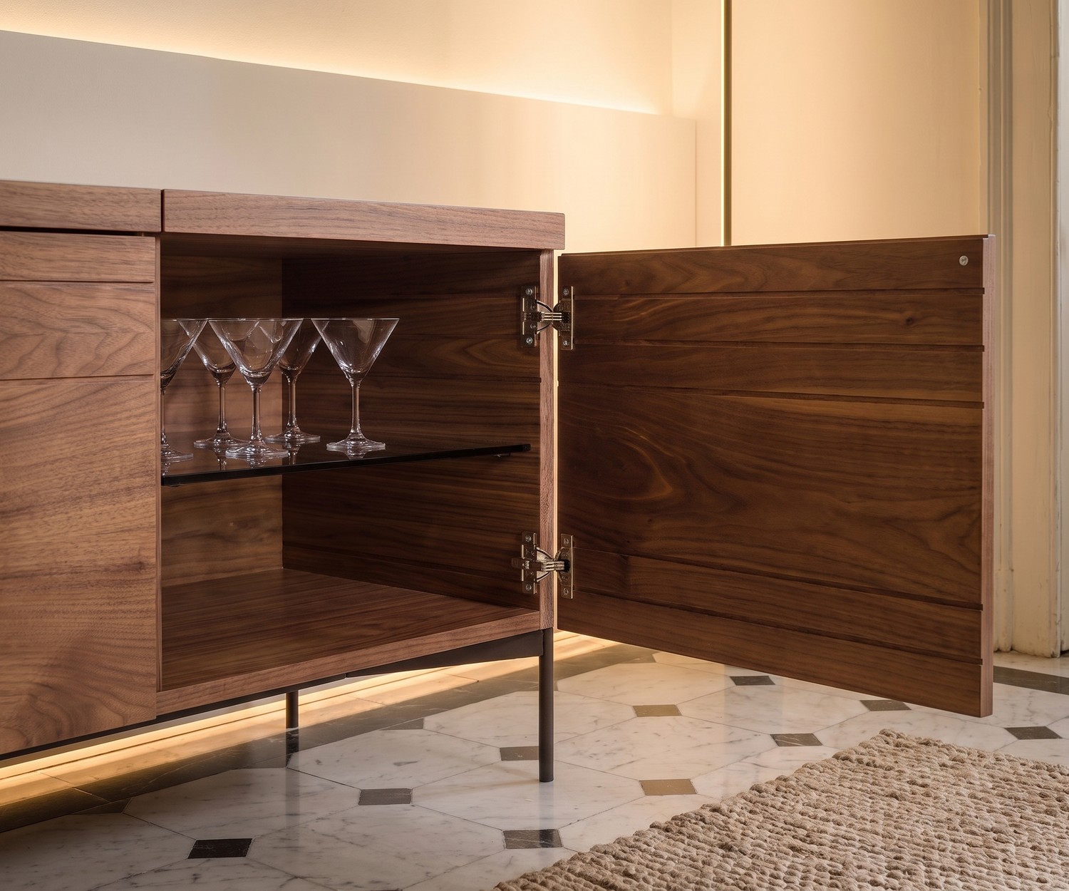 Buffet design al2 o-rizon 003 en noyer avec porte ouverte dévoilant des verres sur étagère en verre pour salon chic