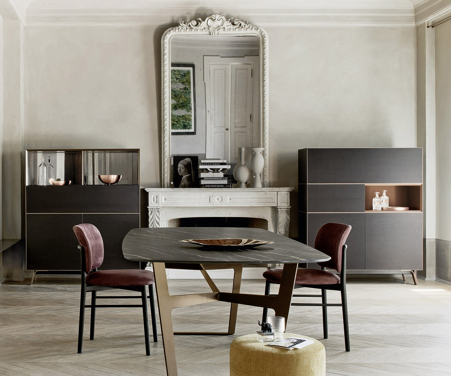 Plateau de table en céramique noir Table de salle à manger Obi Livitalia dans la salle à manger de côté avec chaises