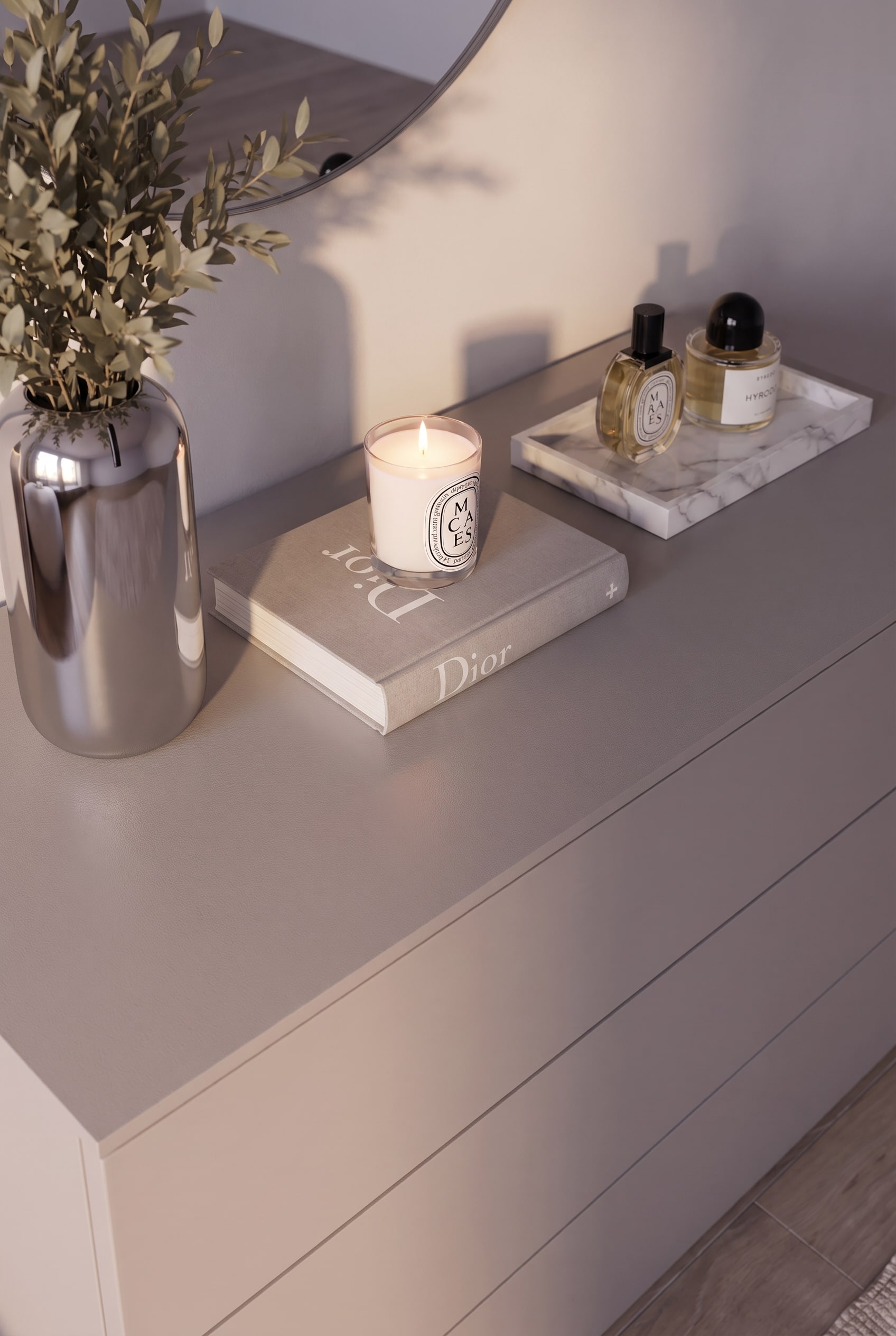 Vue d&eacute;taill&eacute;e du plateau de la commode avec un plateau en marbre, des flacons de parfum et un livre.