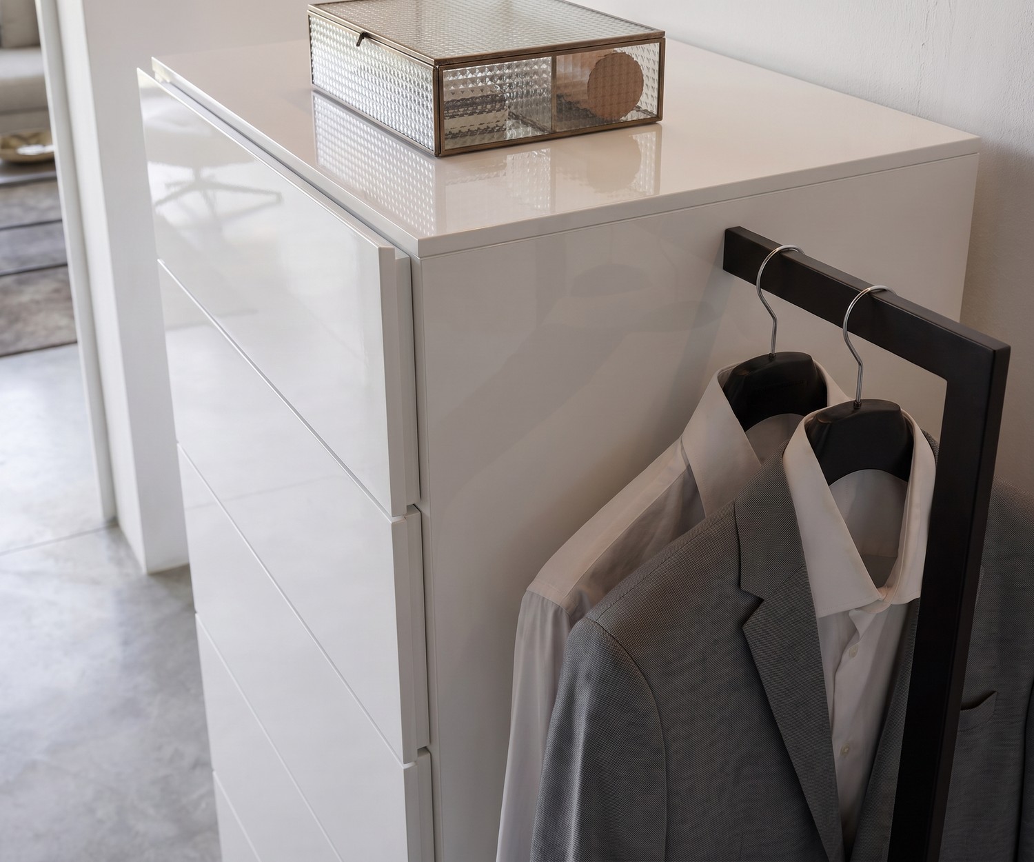 Novamobili Design hoge ladekast met kleerkast plus rail