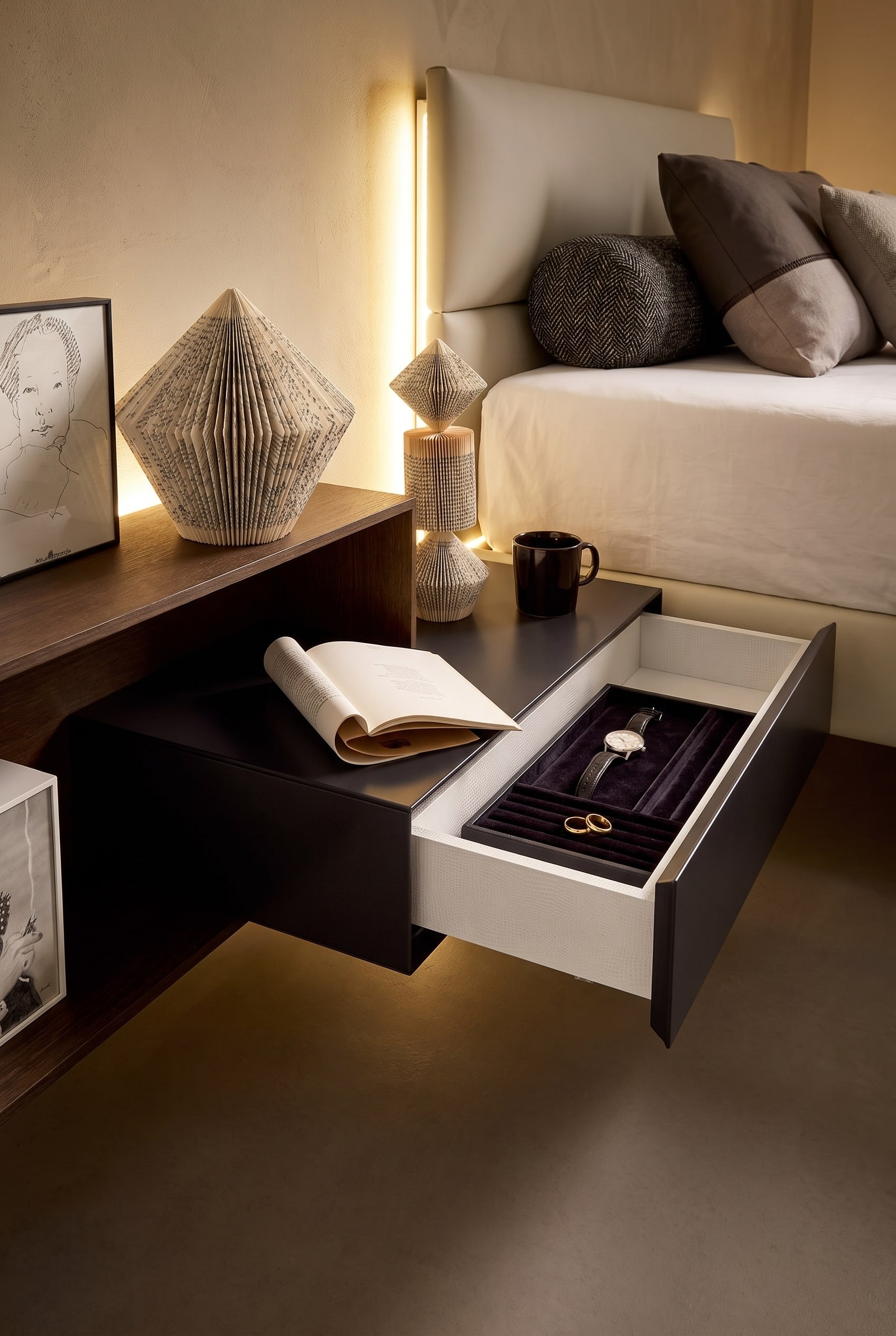 Table de chevet moderne Livitalia Ecletto avec un tiroir plat ouvert, dans lequel des bagues et une montre reposent sur un insert en velours.