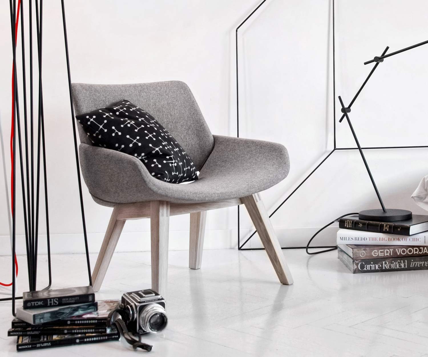 Hoogwaardige Prostoria Design fauteuil Monk met grijze stoffen bekleding