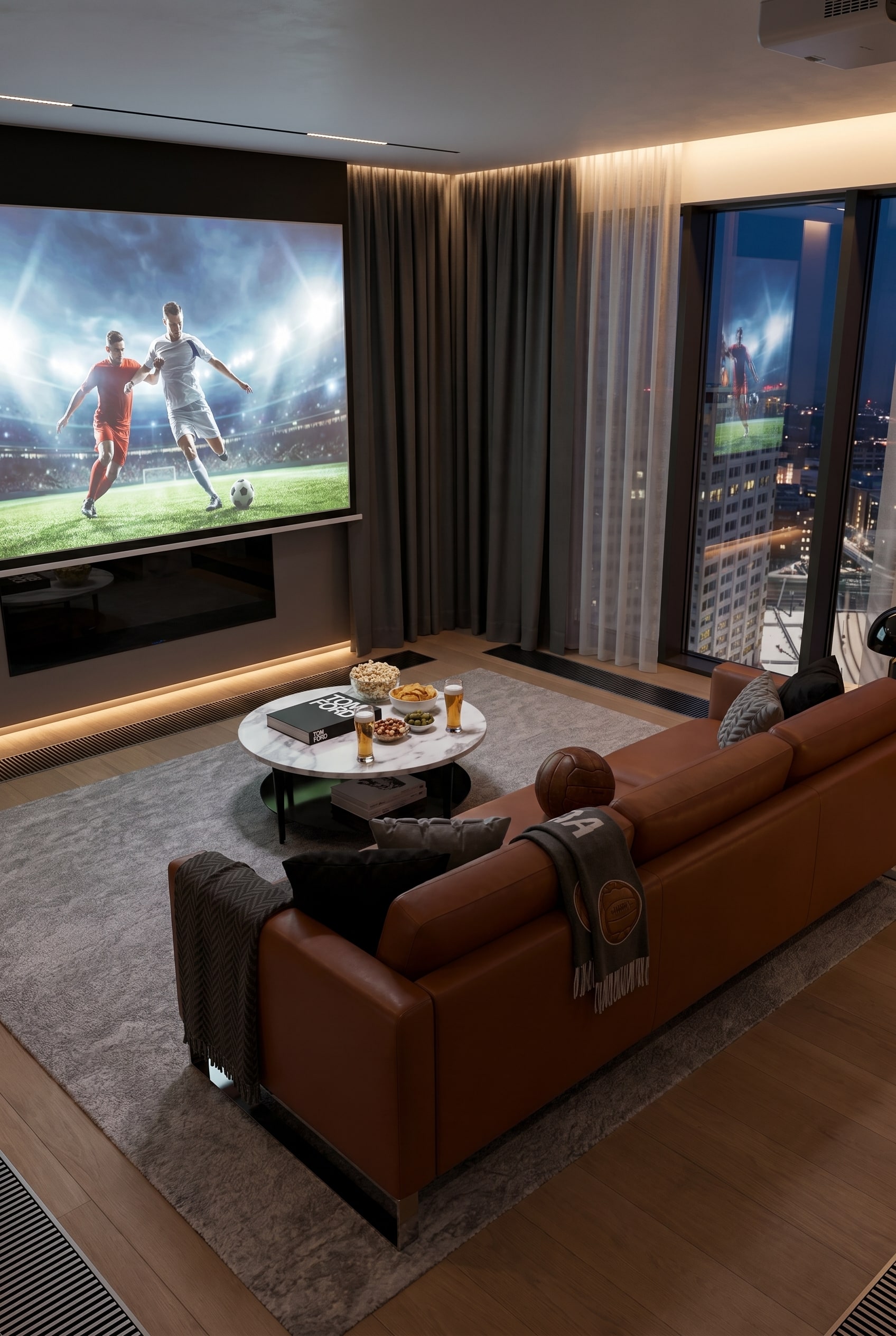 &Eacute;l&eacute;gant canap&eacute; en cuir couleur cognac dans un salon luxueux avec des rideaux sombres, une table basse ronde en marbre et une vue sur la ville