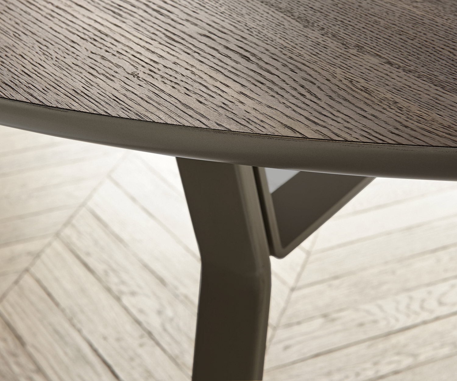 Table de salle à manger Iron de haute qualité de Livitalia avec détail du bord de la table en bois de chêne plaqué métal Piètement