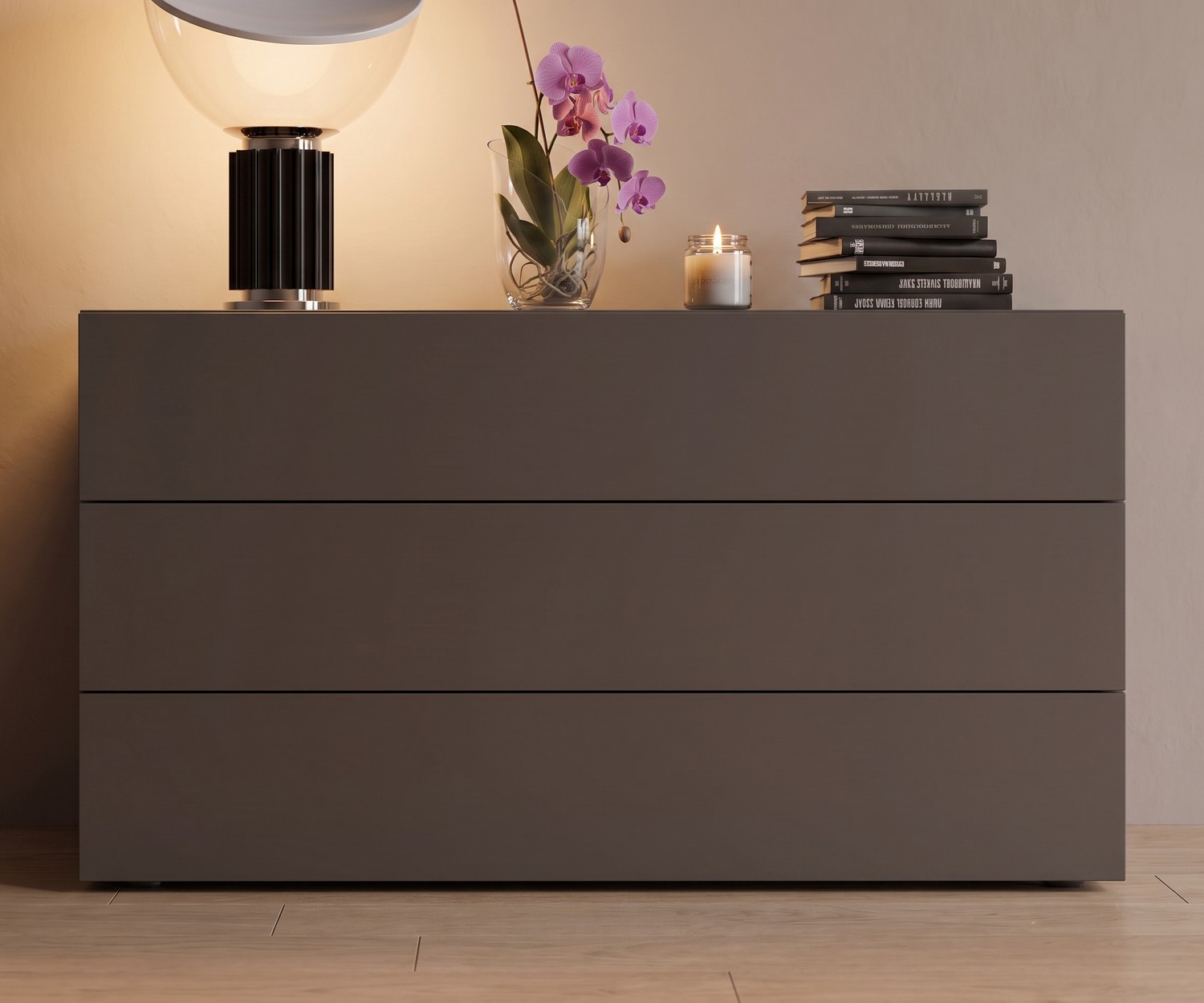 Commode de chambre Easy à 3 tiroirs en gris foncé mat, design italien minimaliste avec lampe et orchidée.