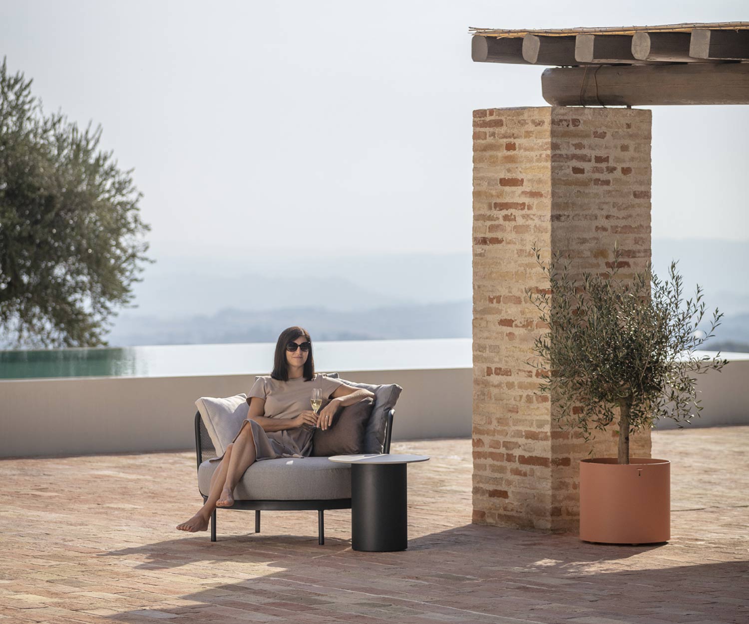 Confortable Todus Baza Round Design Balcon Lounge sur terrasse en pierre
