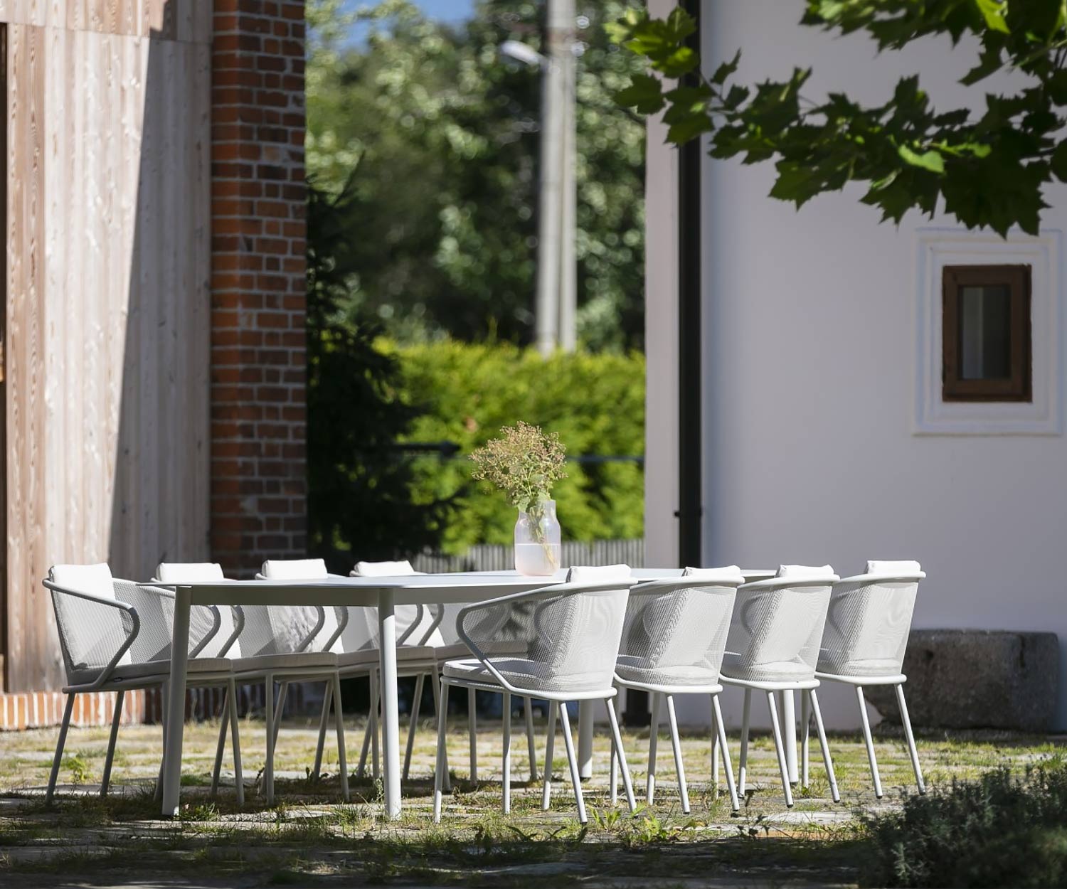 Moderne Todus Condor design fauteuil vanaf de zijkant bij de Condor eettafel