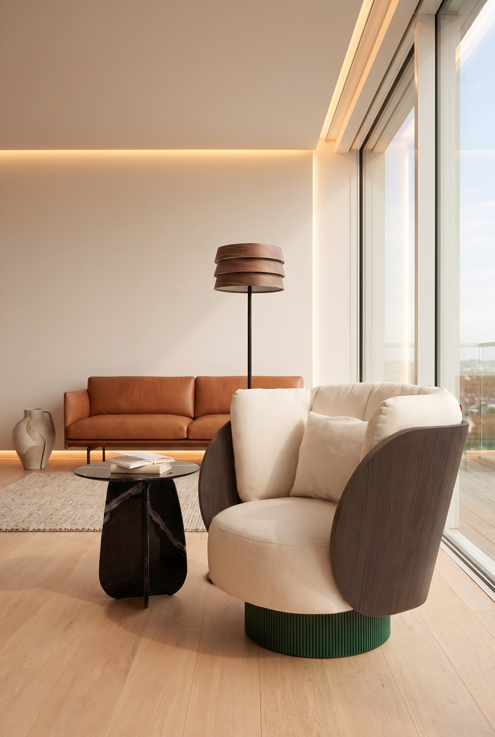 Salon &eacute;l&eacute;gant avec fauteuil pivotant incurv&eacute; et canap&eacute; en cuir plat en arri&egrave;re-plan