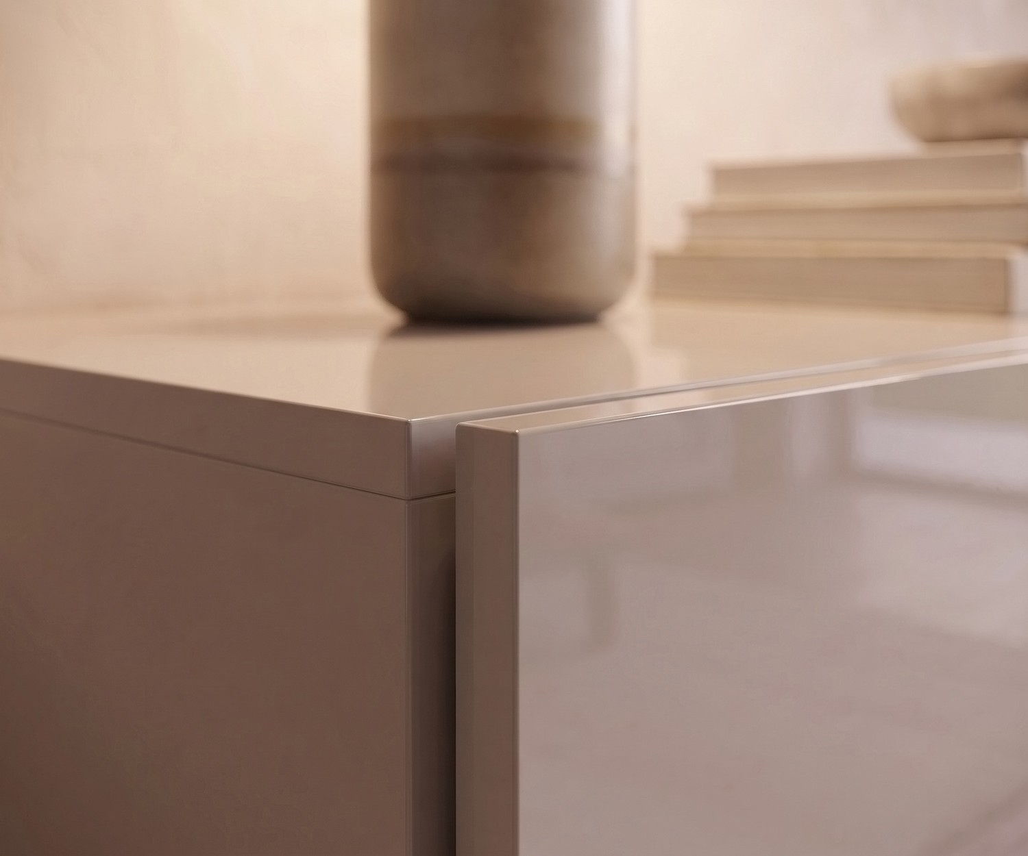 Novamobili Easy hangend dressoir hoogglans zand Novamobili hangend dressoir Easy in hoogglans zand voor de slaapkamer, detail van het greeploze front.