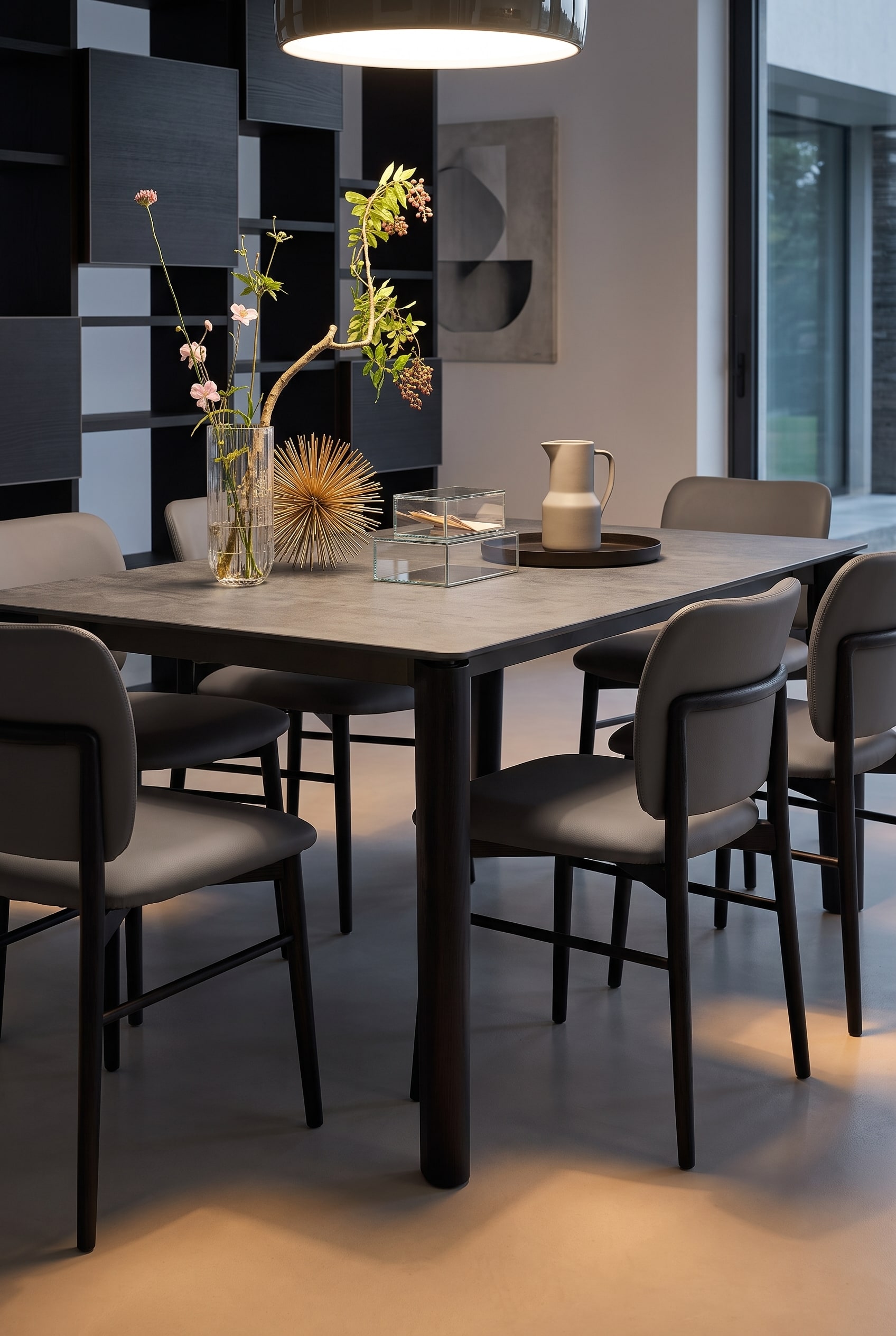Concept de vie ouvert moderne avec table à manger extensible en bois et chaises de salle à manger rembourrées en cuir foncé