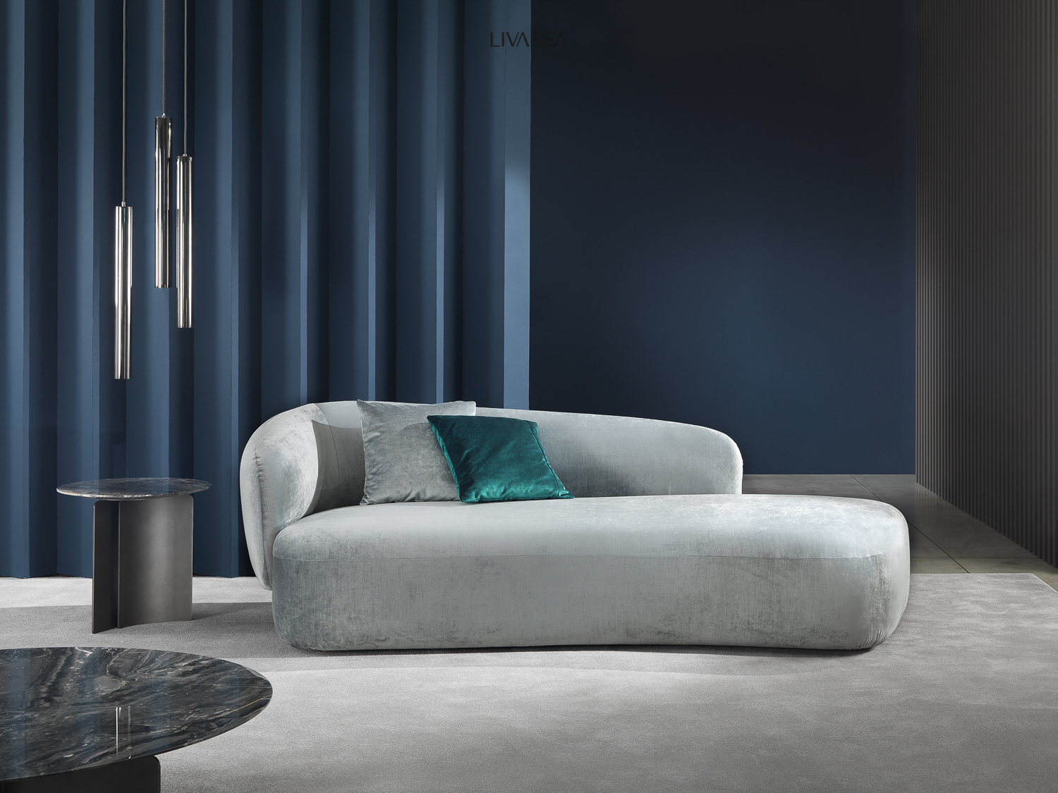 Elegante recamier sofa met fluwelen bekleding in afgerond design gecombineerd met marmeren bijzettafel Elegante recamier sofa met fluwelen bekleding in afgerond design gecombineerd met marmeren bijzettafel