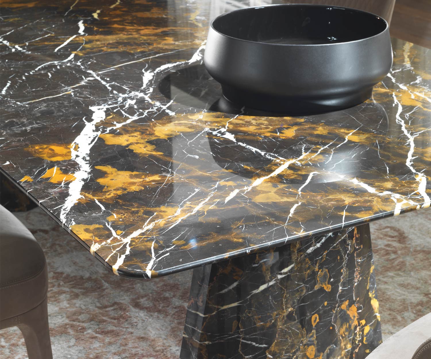 Hoogwaardige design eettafel met marmeren korrel in zwart en goud Hoogwaardige design eettafel met marmeren korrel in zwart en goud