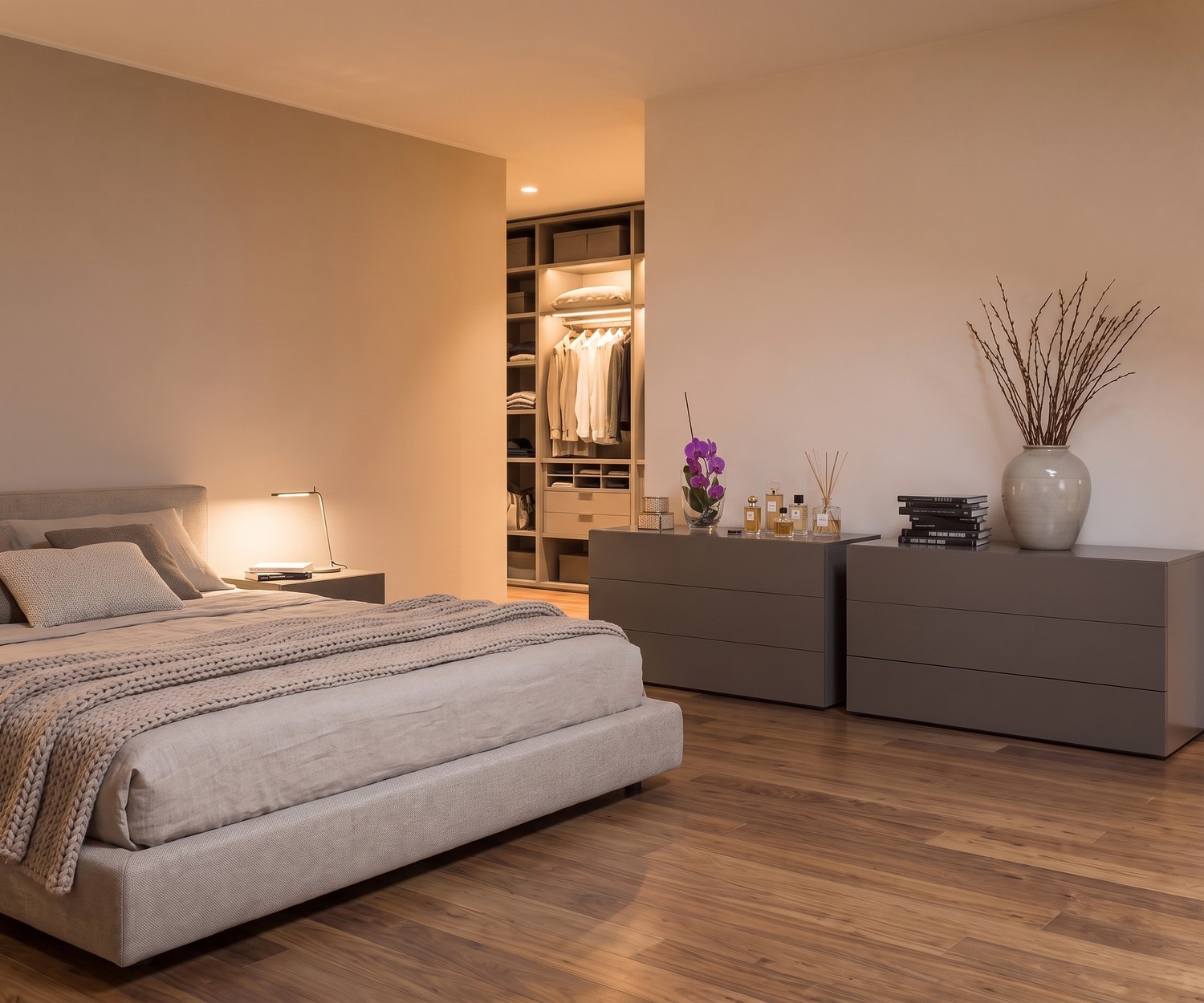 Commode Novamobili Easy à 3 tiroirs dans une chambre moderne, buffet gris minimaliste offrant un rangement élégant