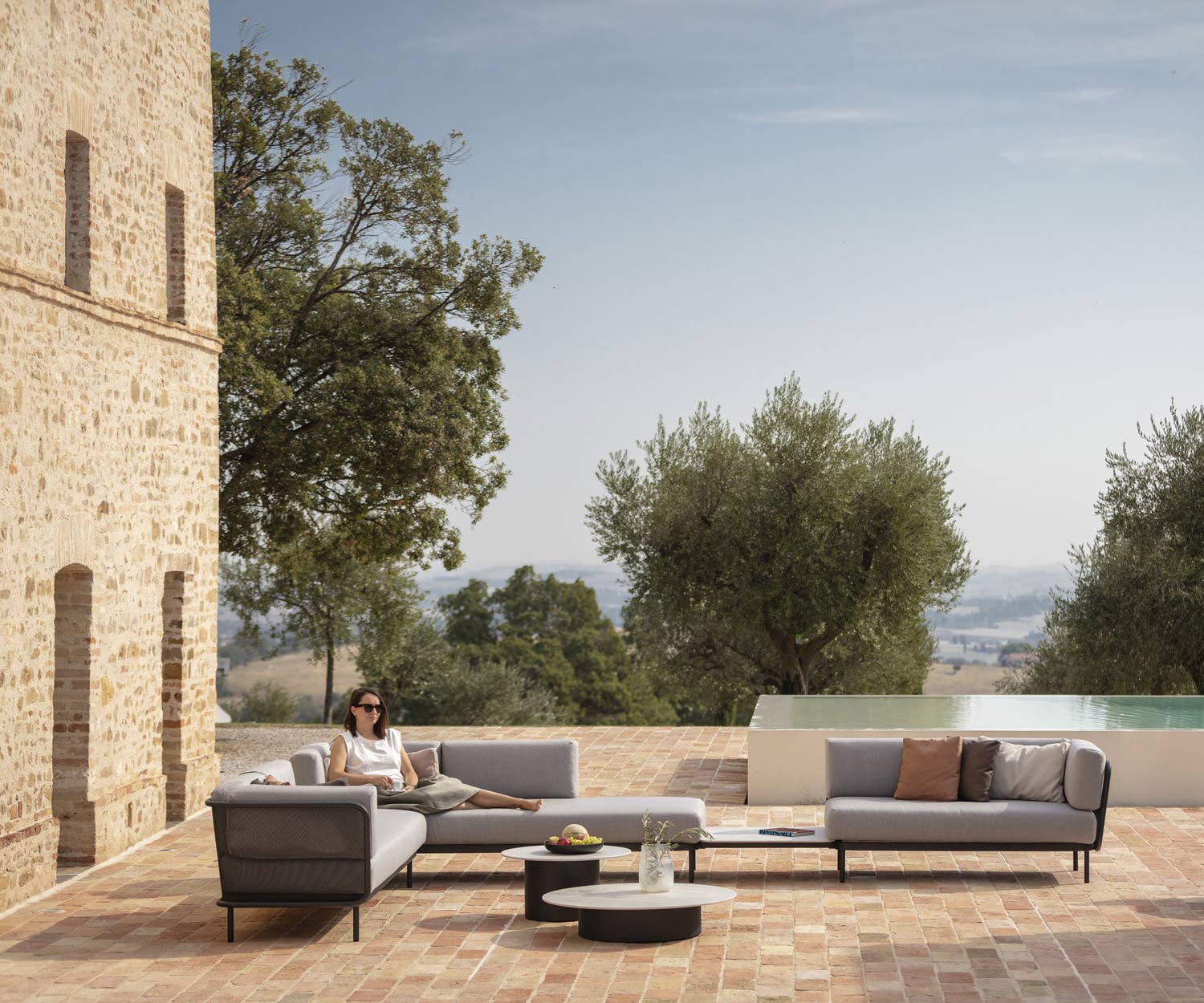 Mediterrane levensstijl met de Todus Baza design tuinbank op het terras