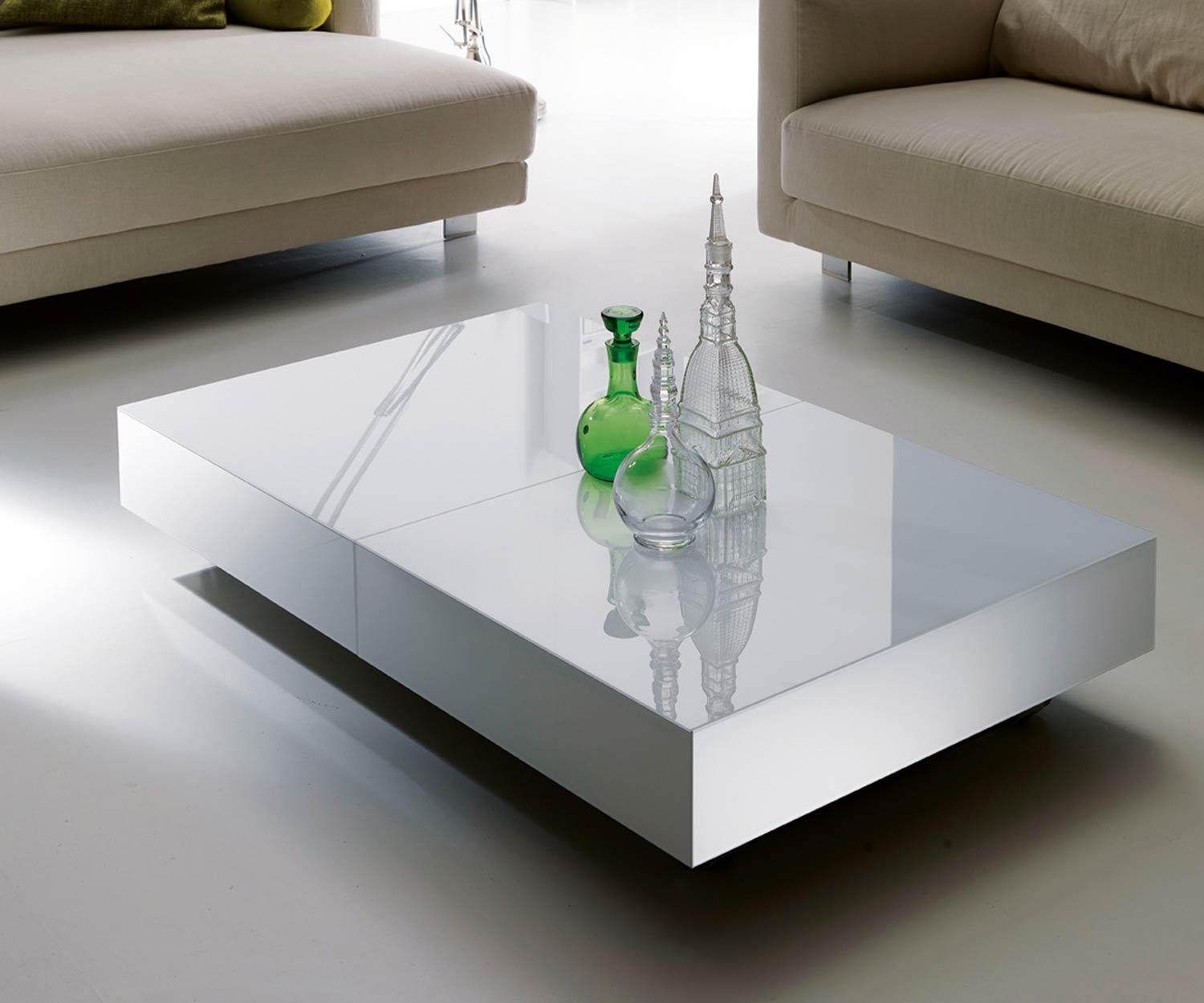 Witte glazen design salontafel van Ozzio met bank en fauteuil in de woonkamer Witte glazen design salontafel van Ozzio met bank en fauteuil in de woonkamer