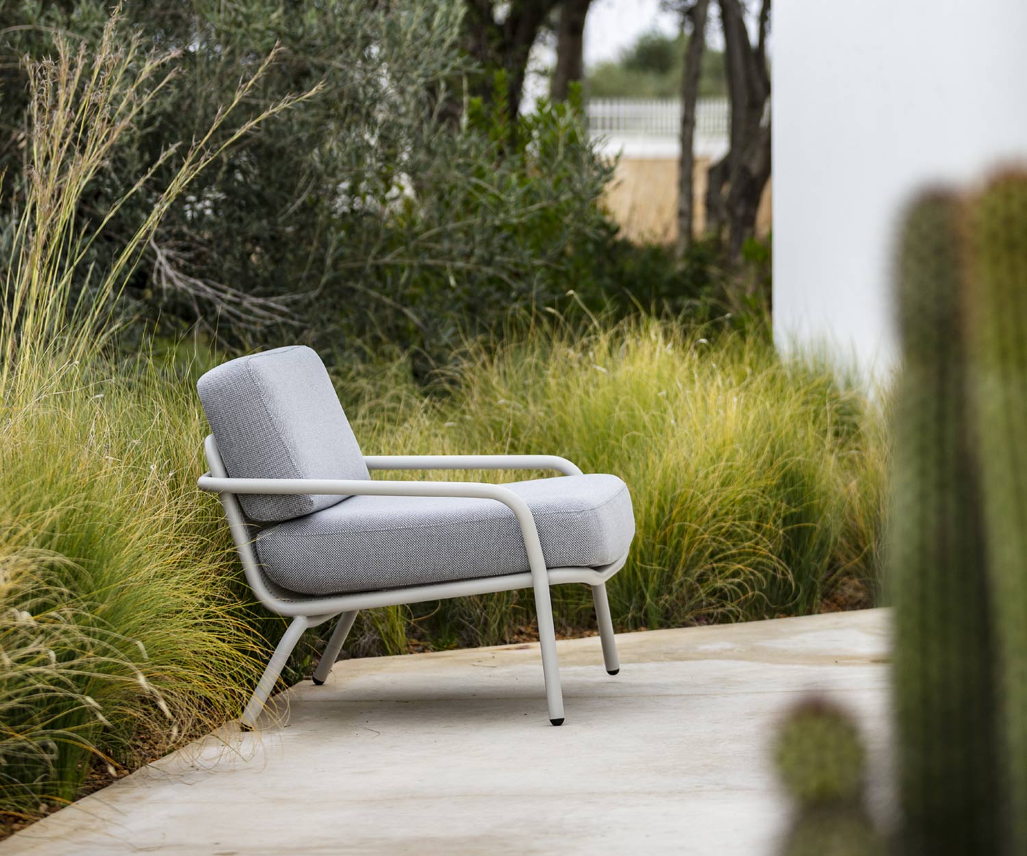 Todus Starling Design veranda fauteuil met witte stoffen bekleding Todus Starling Design veranda fauteuil met witte stoffen bekleding