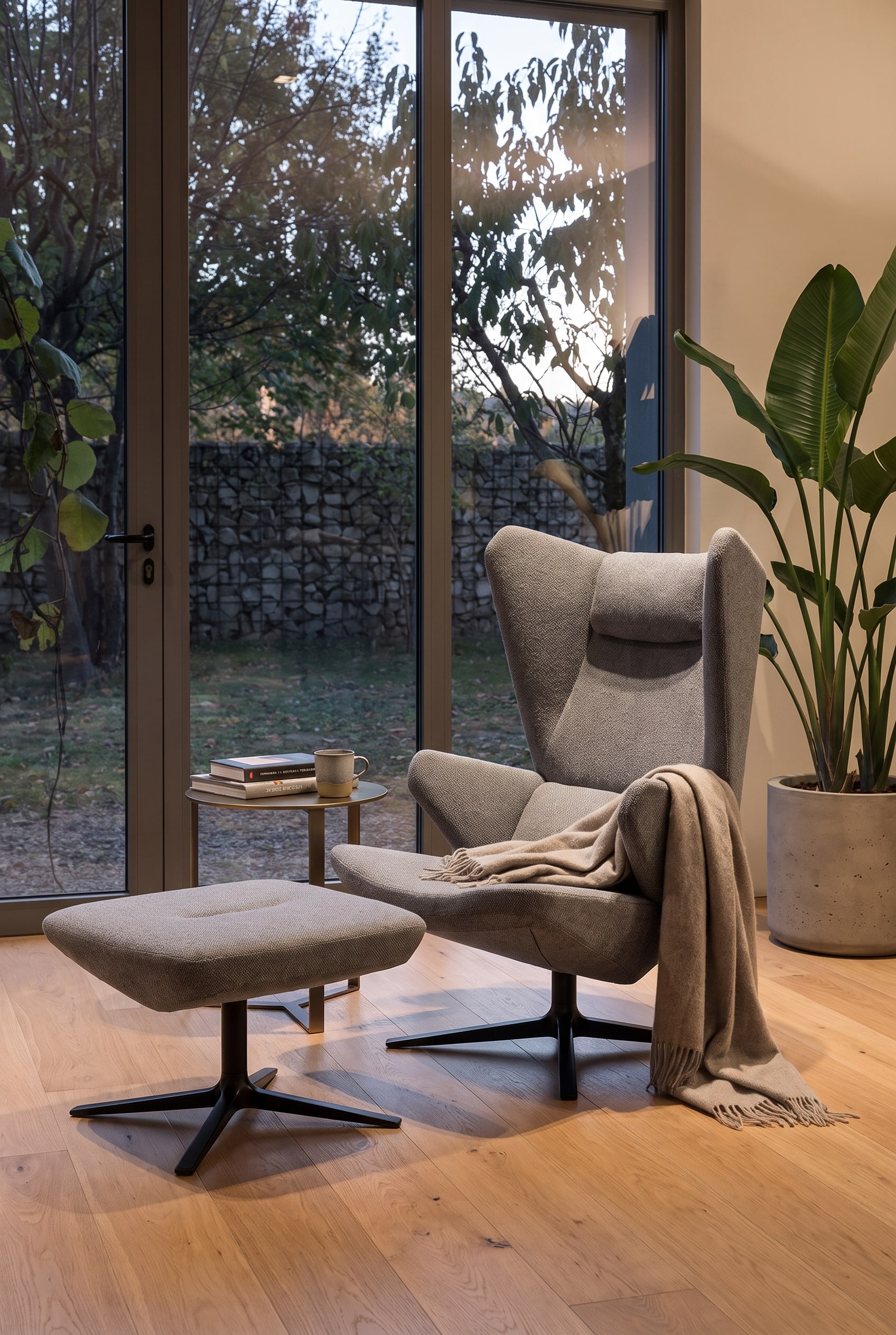 Moderner, ergonomischer Prostoria Sessel Trifidae in einer eleganten und gem&uuml;tlichen Leseecke