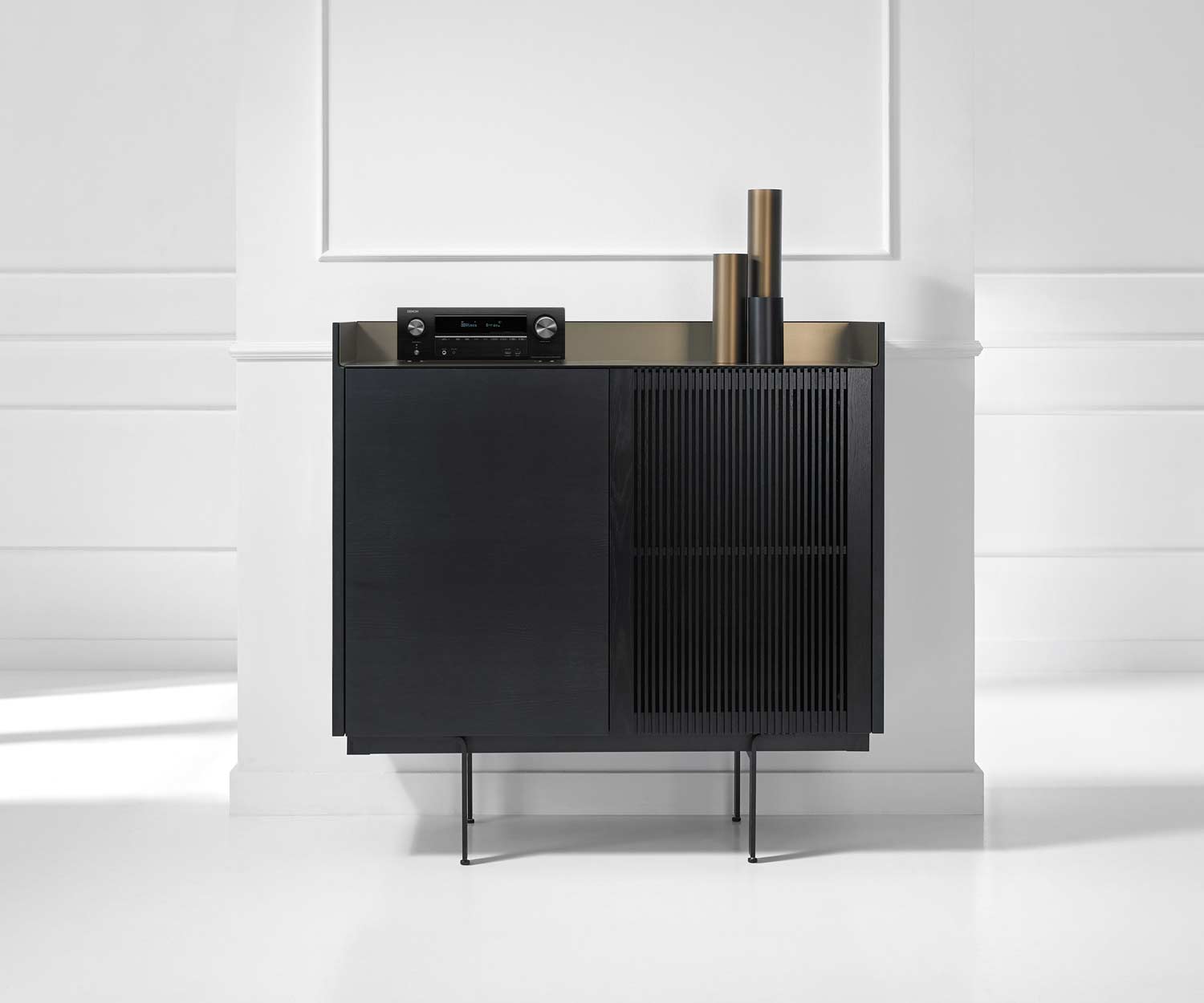 Modern design hifi highboard Stockholm hout met ontvanger bovenop Modern design hifi highboard Stockholm hout met ontvanger bovenop