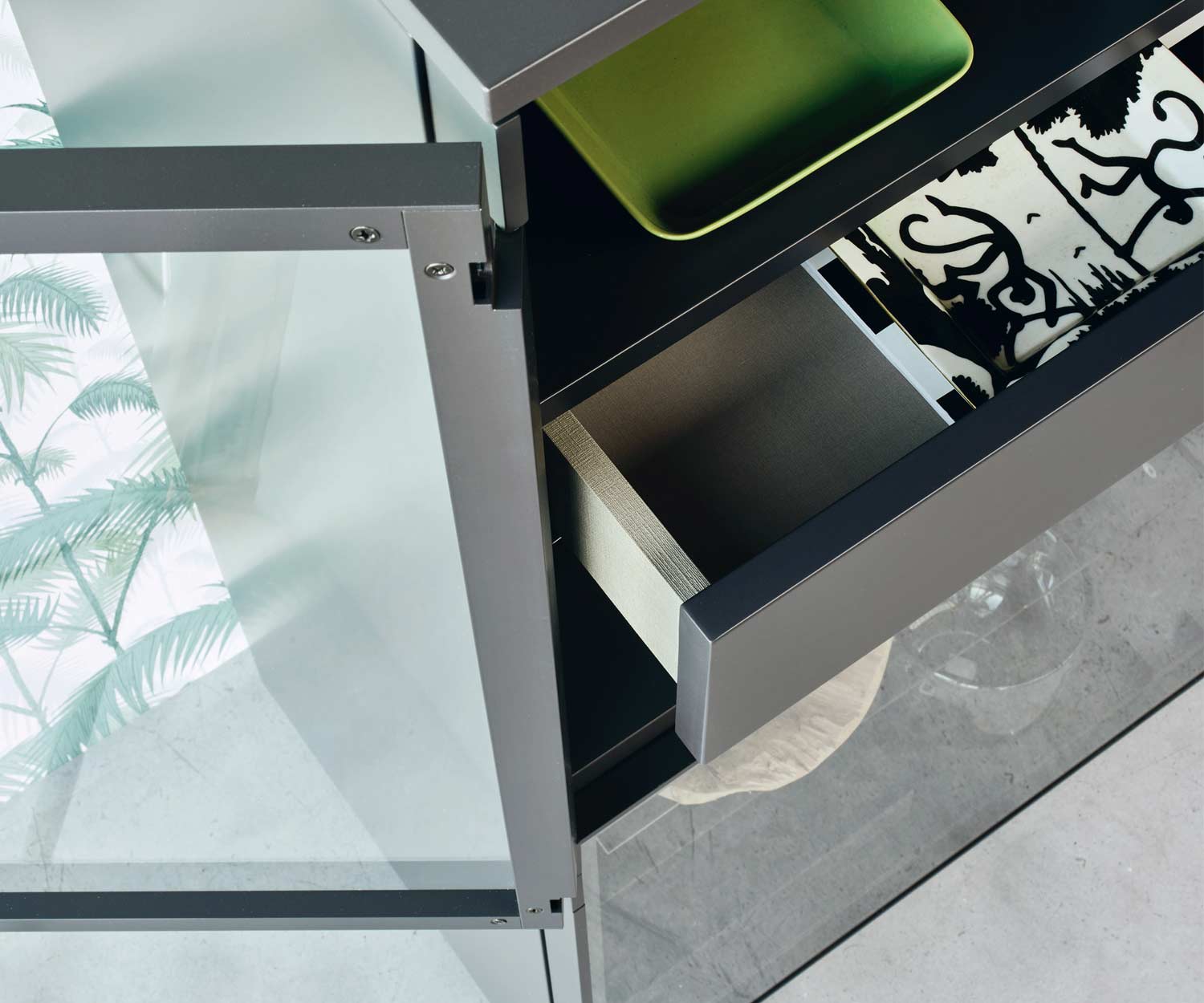 Exclusieve Livitalia Design vitrinekast Scrigno met smal frame
