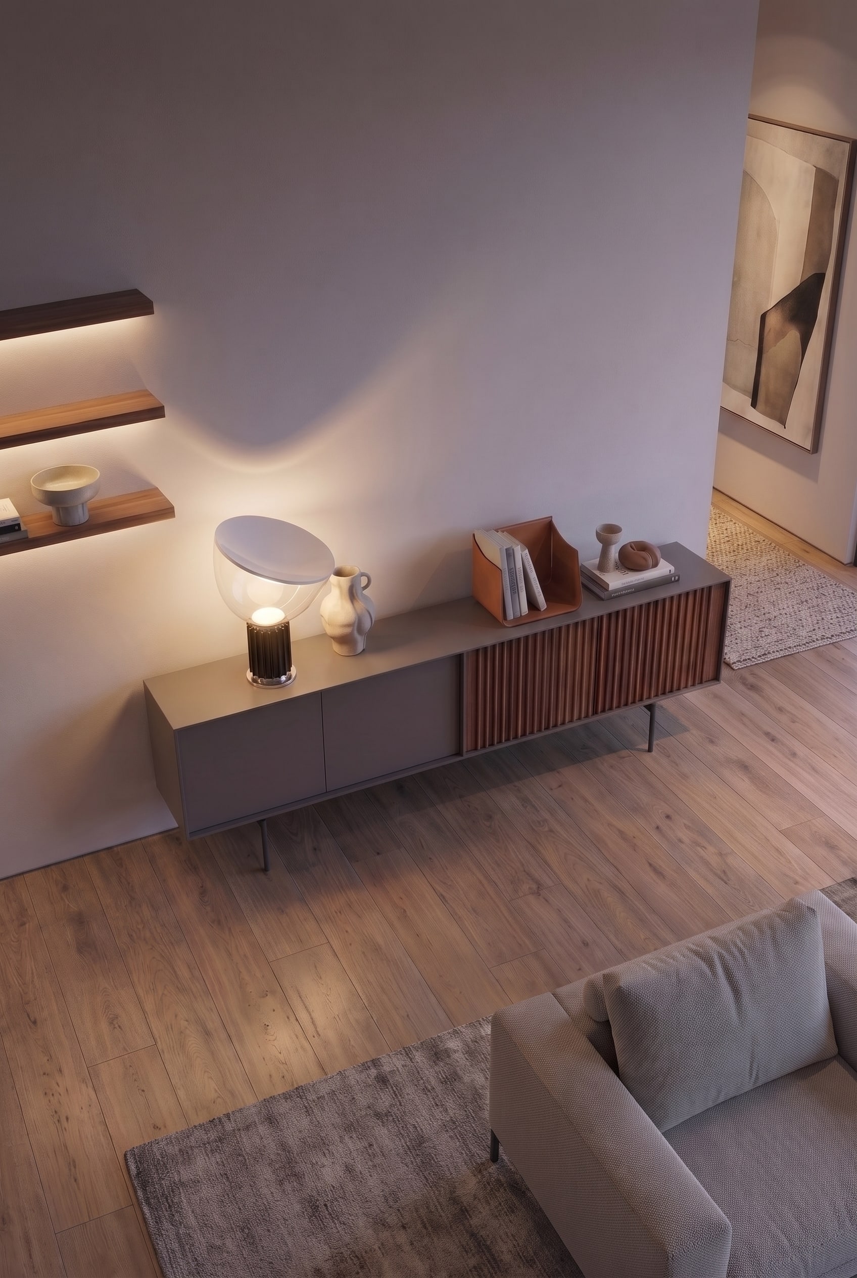 Vue plongeante sur un élégant buffet, montrant la répartition asymétrique de la façade en laque mate et lamelles de bois.