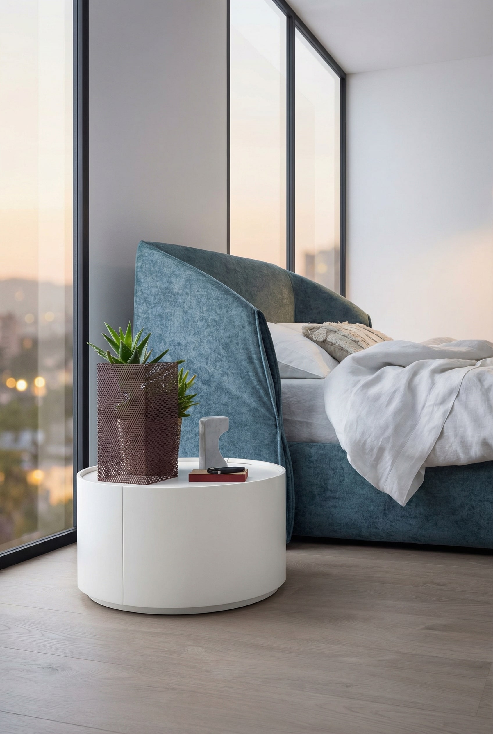 Table d'appoint cylindrique Novamobili Allout en blanc &agrave; c&ocirc;t&eacute; d'un lit moderne