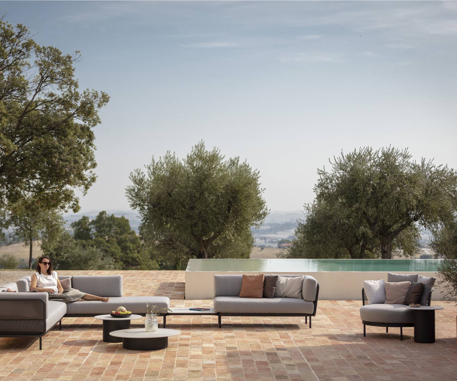 Comfortabele Todus Baza Ronde Design Lounge samen met Baza tuinbank