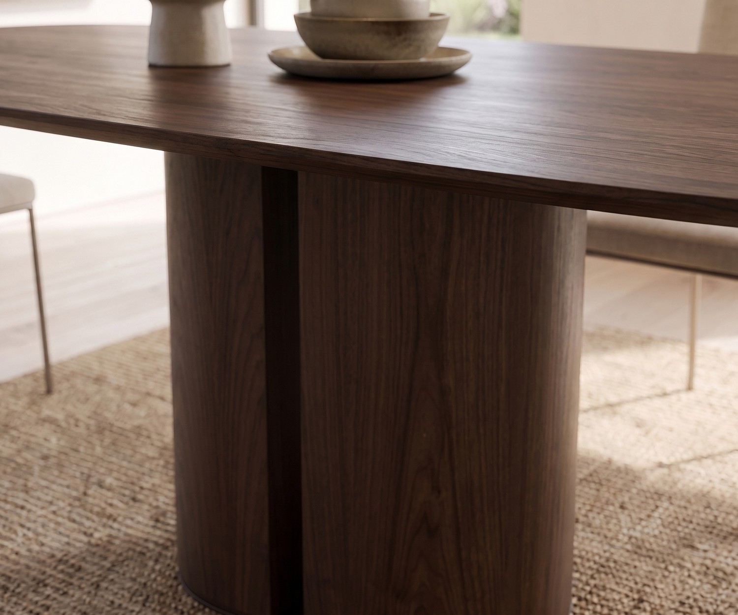 al2 el-it c 001 eettafel met cilindrische houten poot Design eettafel al2 el-it c 001 in donker houtfineer met cilindrische poot in de eetkamer op een vloerkleed.