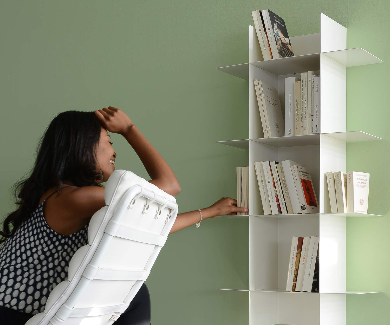 MEME Design Innesto design boekenkast voor aan de muur gemaakt van metaal