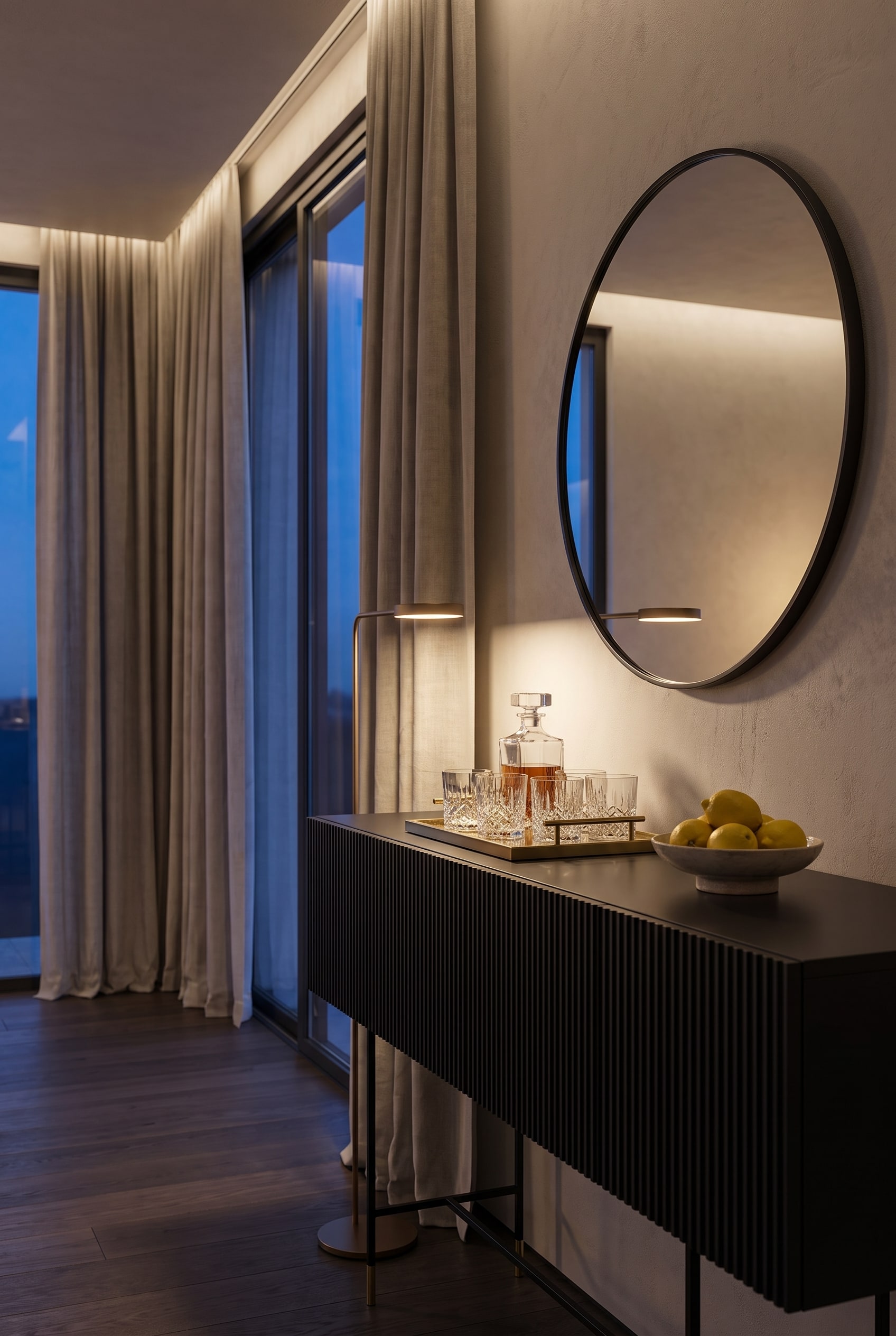 Salle &agrave; manger luxueuse avec un buffet bar noir sur pieds filigranes, sur lequel se trouvent un plateau avec une carafe &agrave; d&eacute;canter et des verres en cristal taill&eacute;